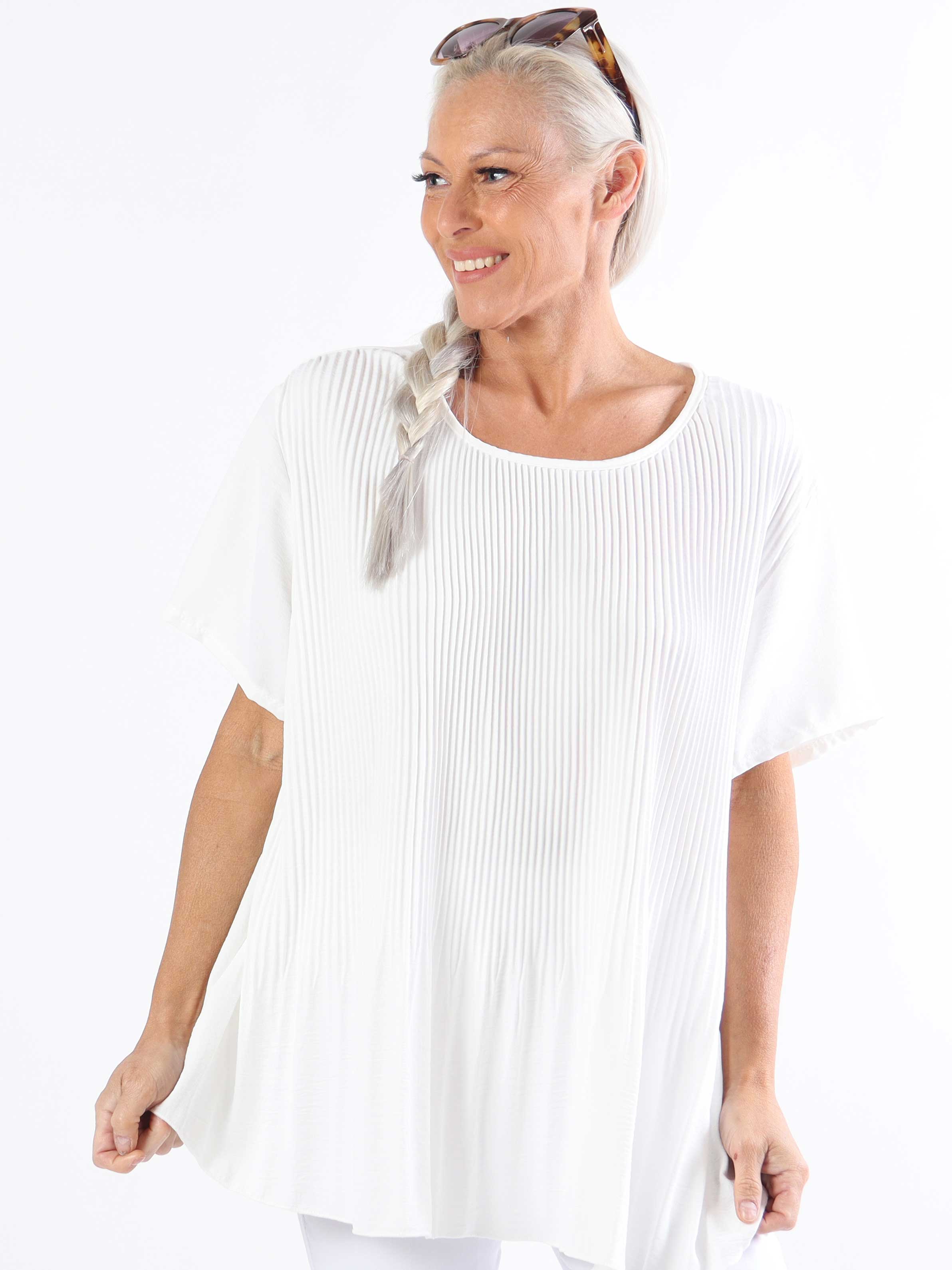 Camilia - Sød plisseret plus size bluse med lille ærme