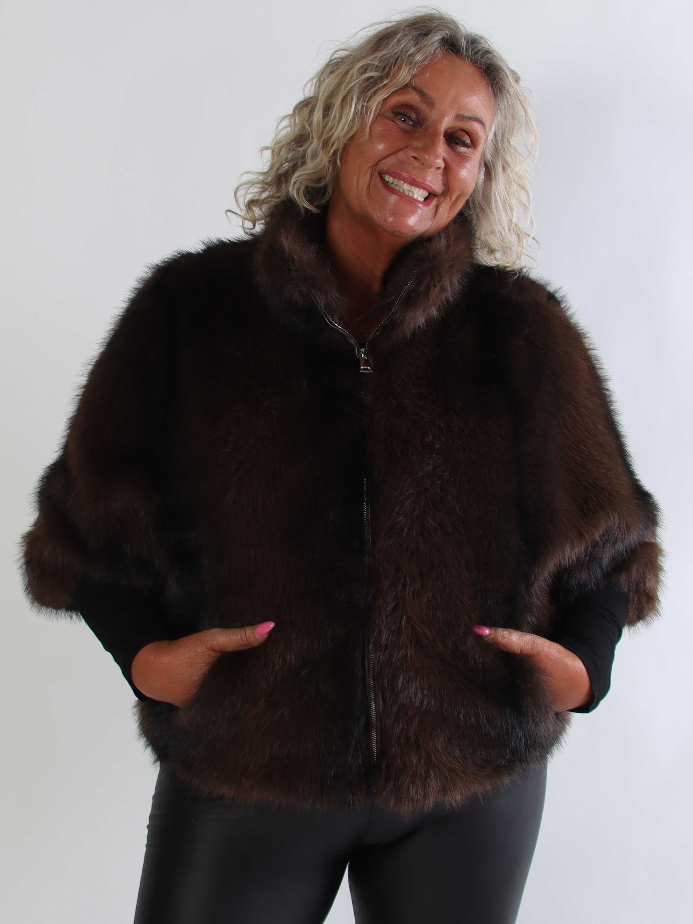 Caramella - Blød og eksklusiv plus size faux fur-jakke i kort model med lynlåslukning