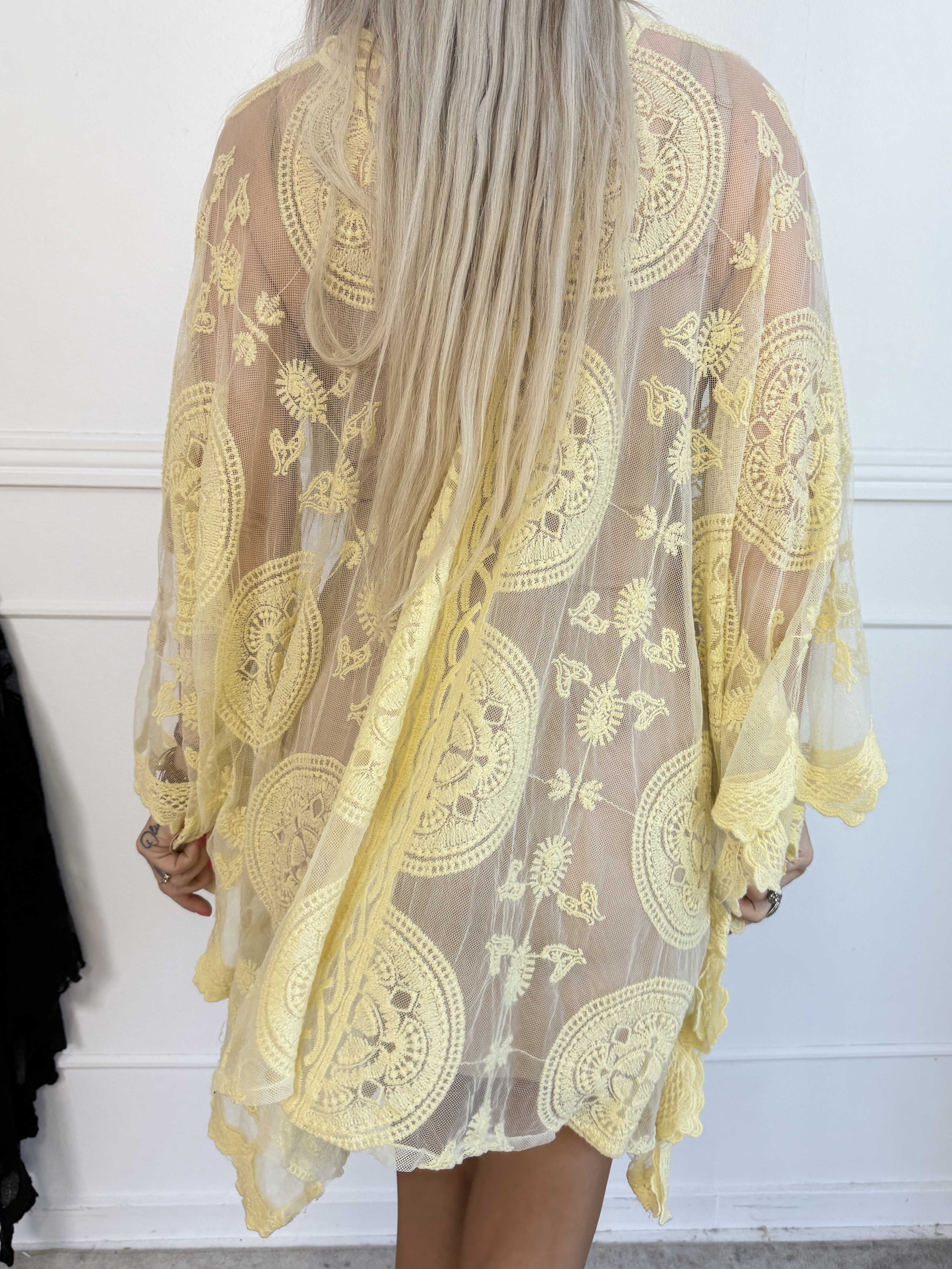 Carmela - Feminin semi-transparent tunikakjole med fine broderede detaljer
