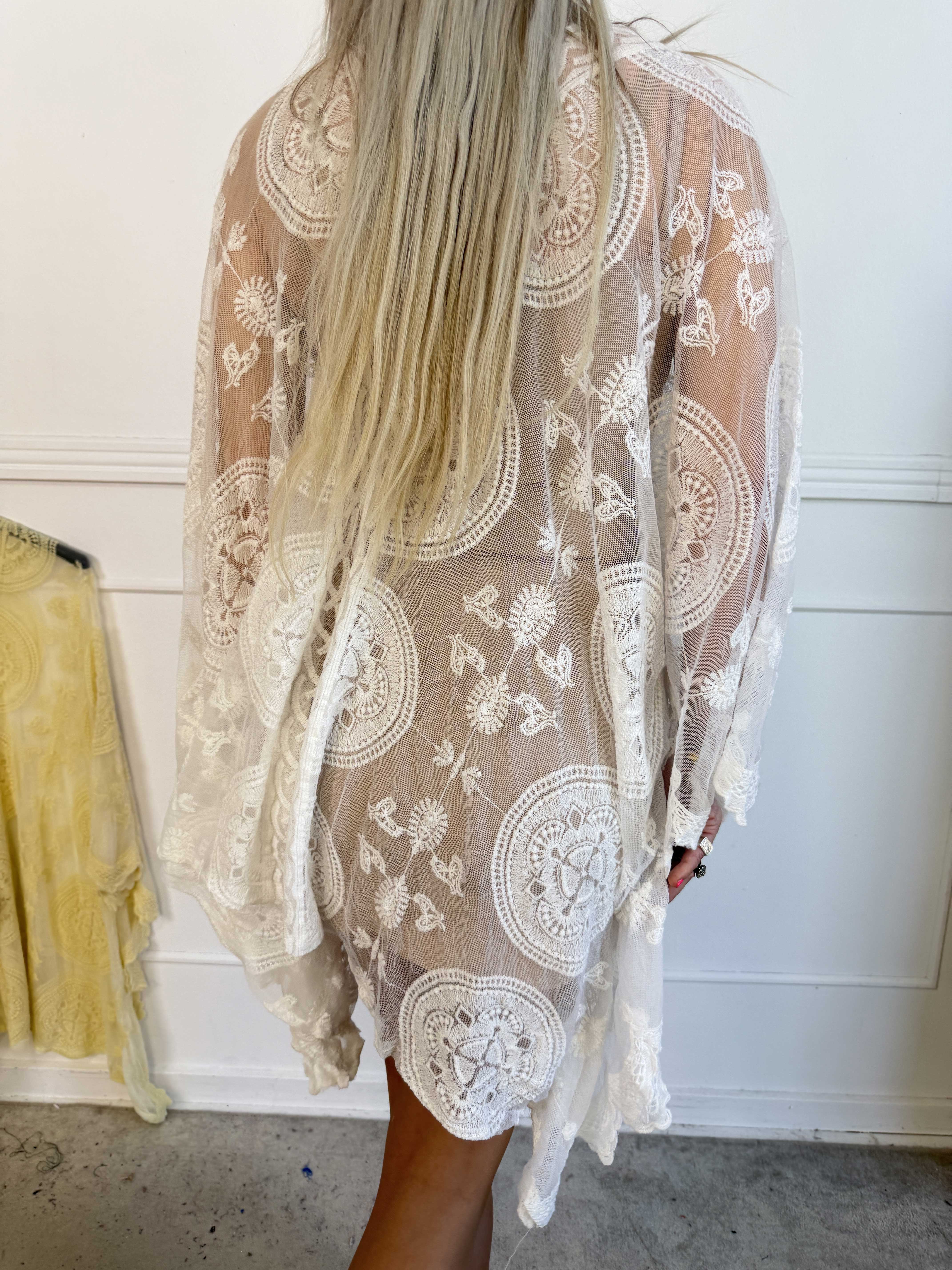 Carmela - Feminin semi-transparent tunikakjole med fine broderede detaljer