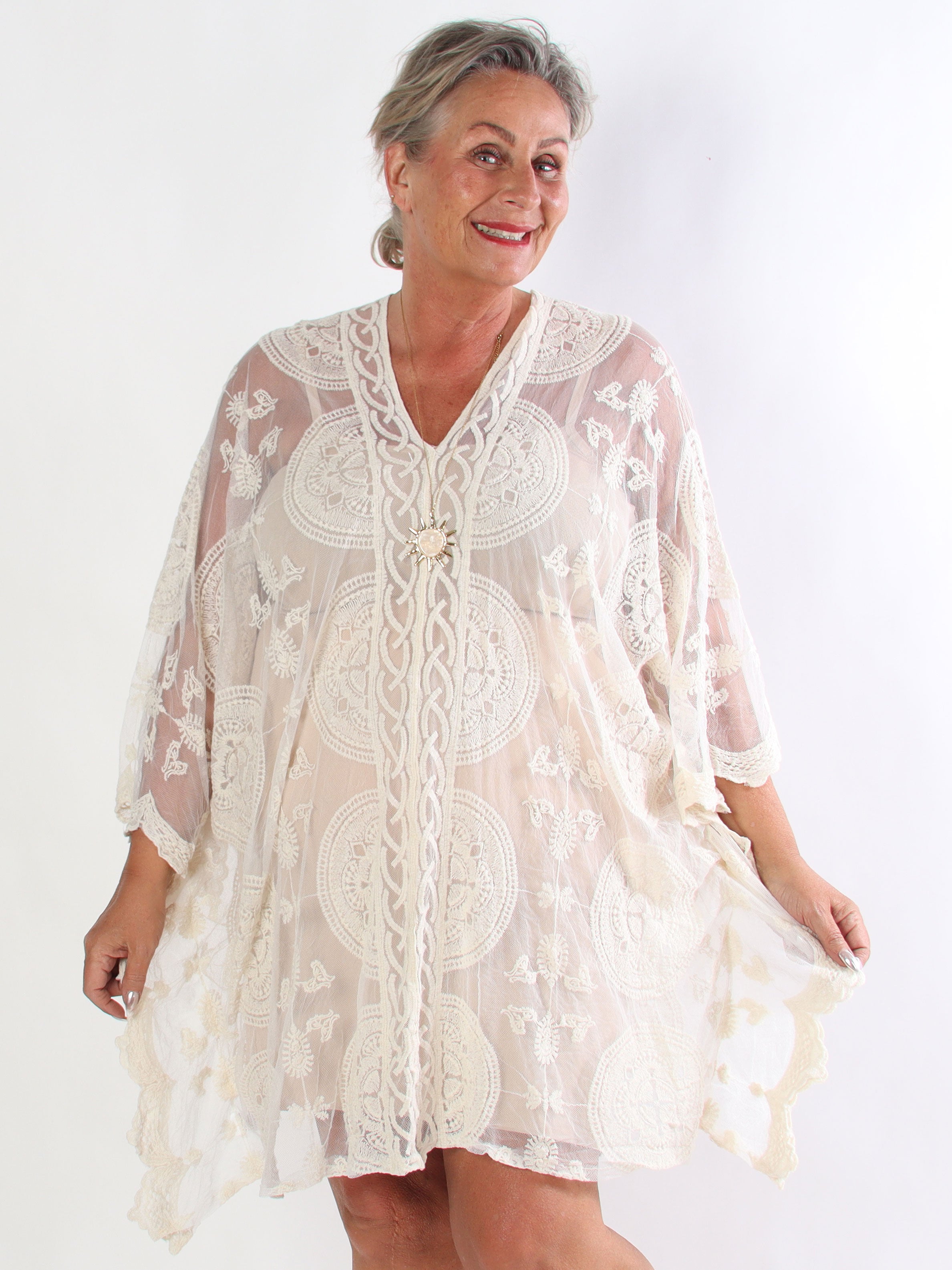 Carmela - Plus size semi-transparent tunikakjole med fine broderede detaljer