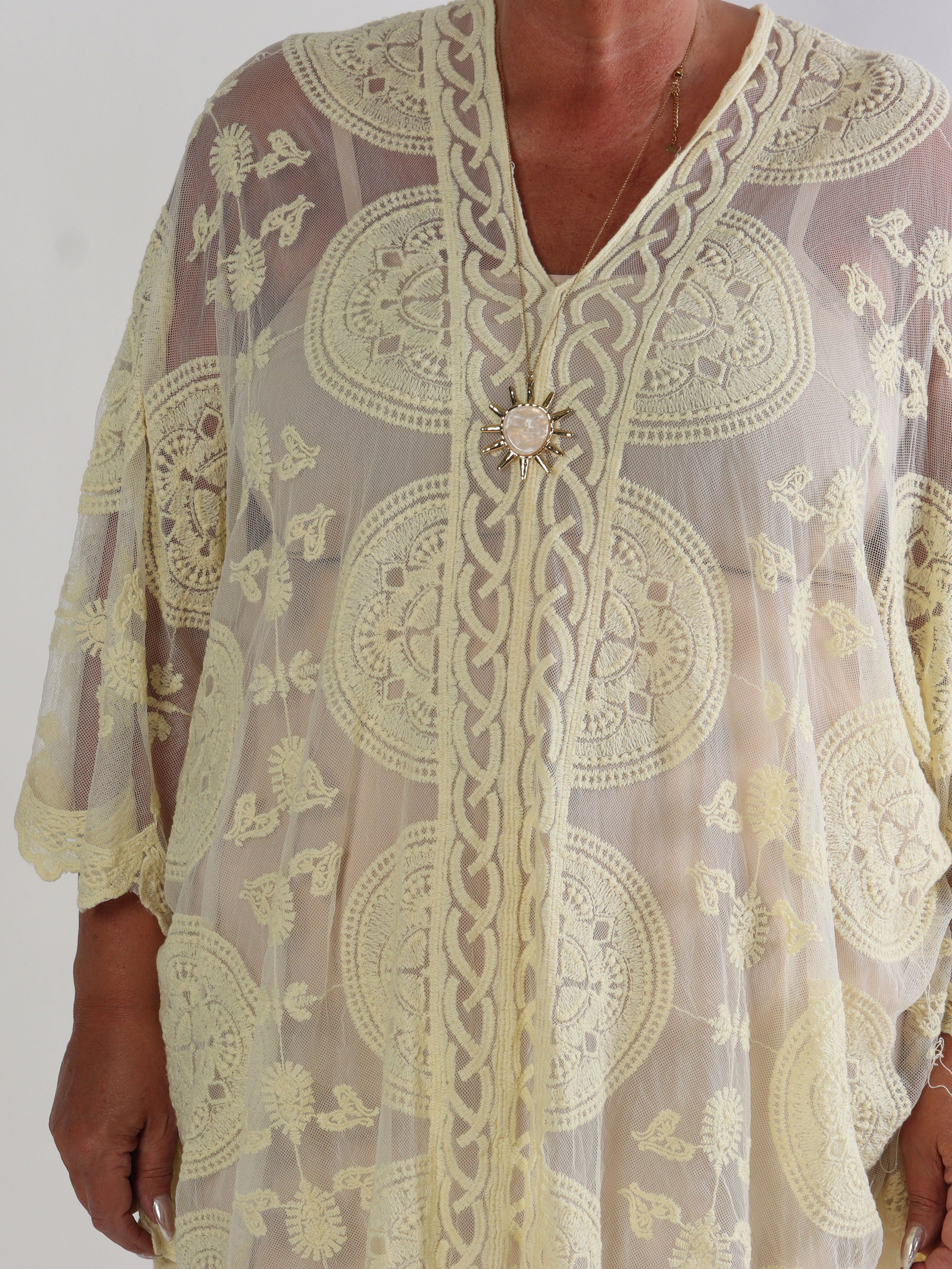 Carmela - Plus size semi-transparent tunikakjole med fine broderede detaljer