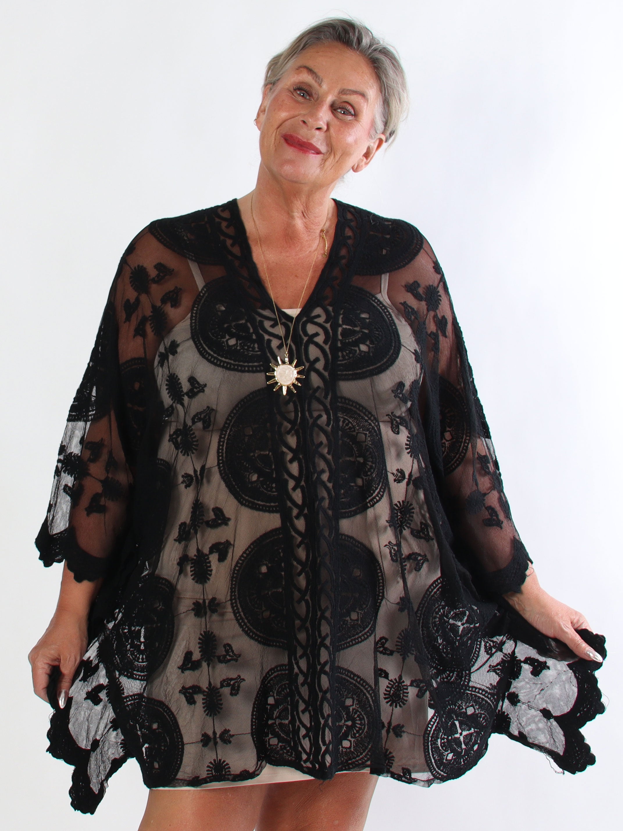 Carmela - Plus size semi-transparent tunikakjole med fine broderede detaljer