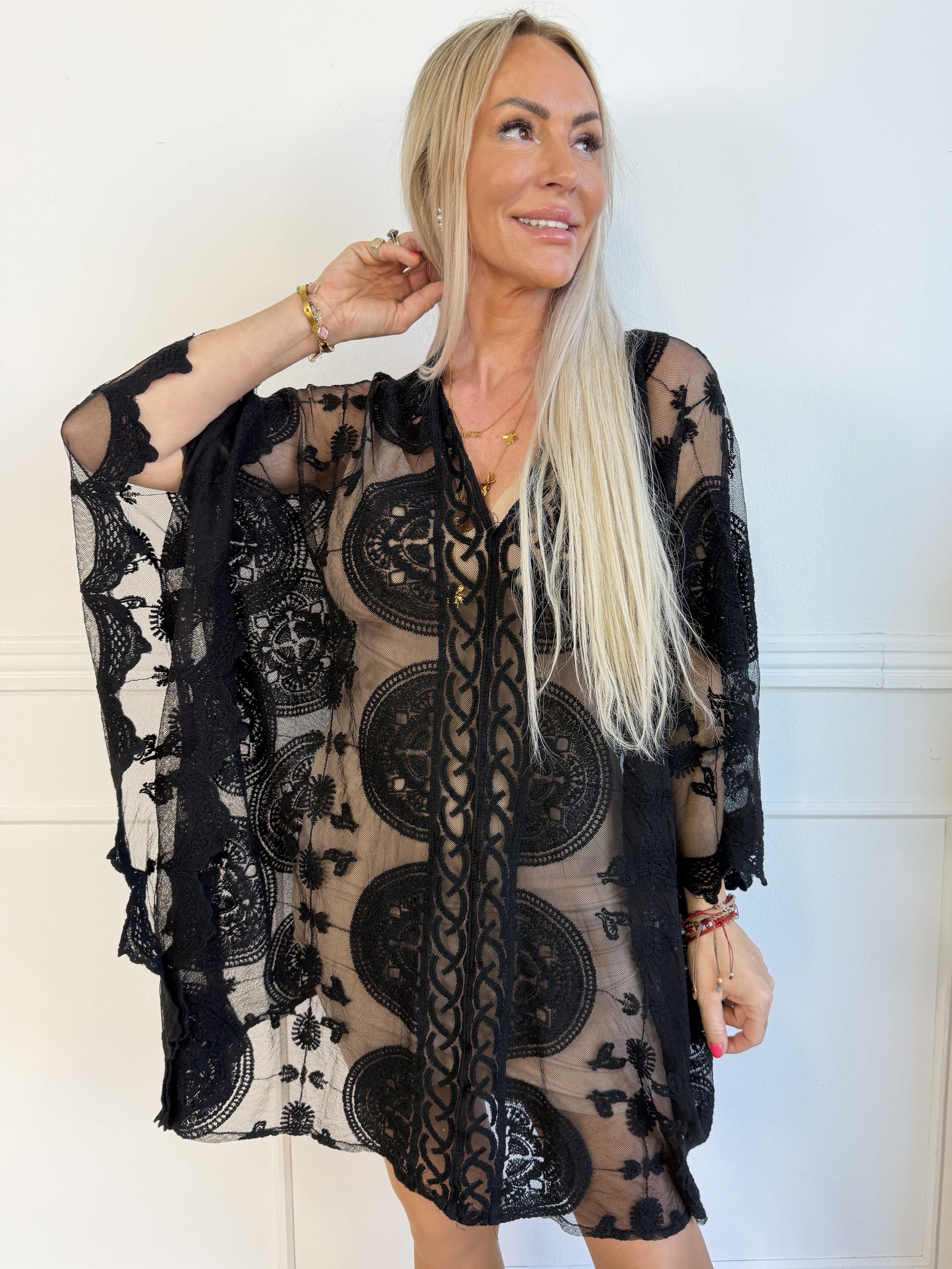 Carmela - Feminin semi-transparent tunikakjole med fine broderede detaljer
