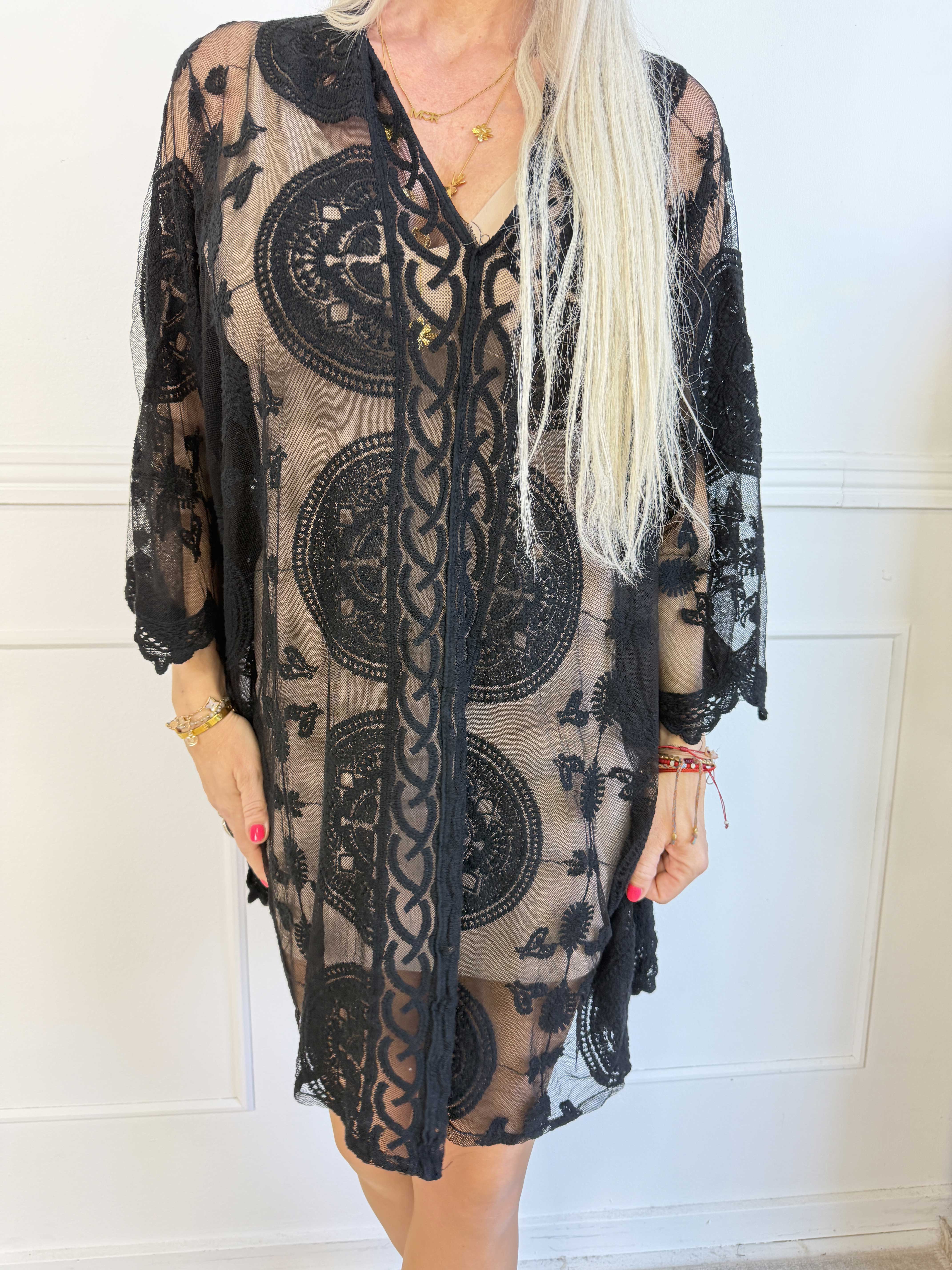 Carmela - Feminin semi-transparent tunikakjole med fine broderede detaljer