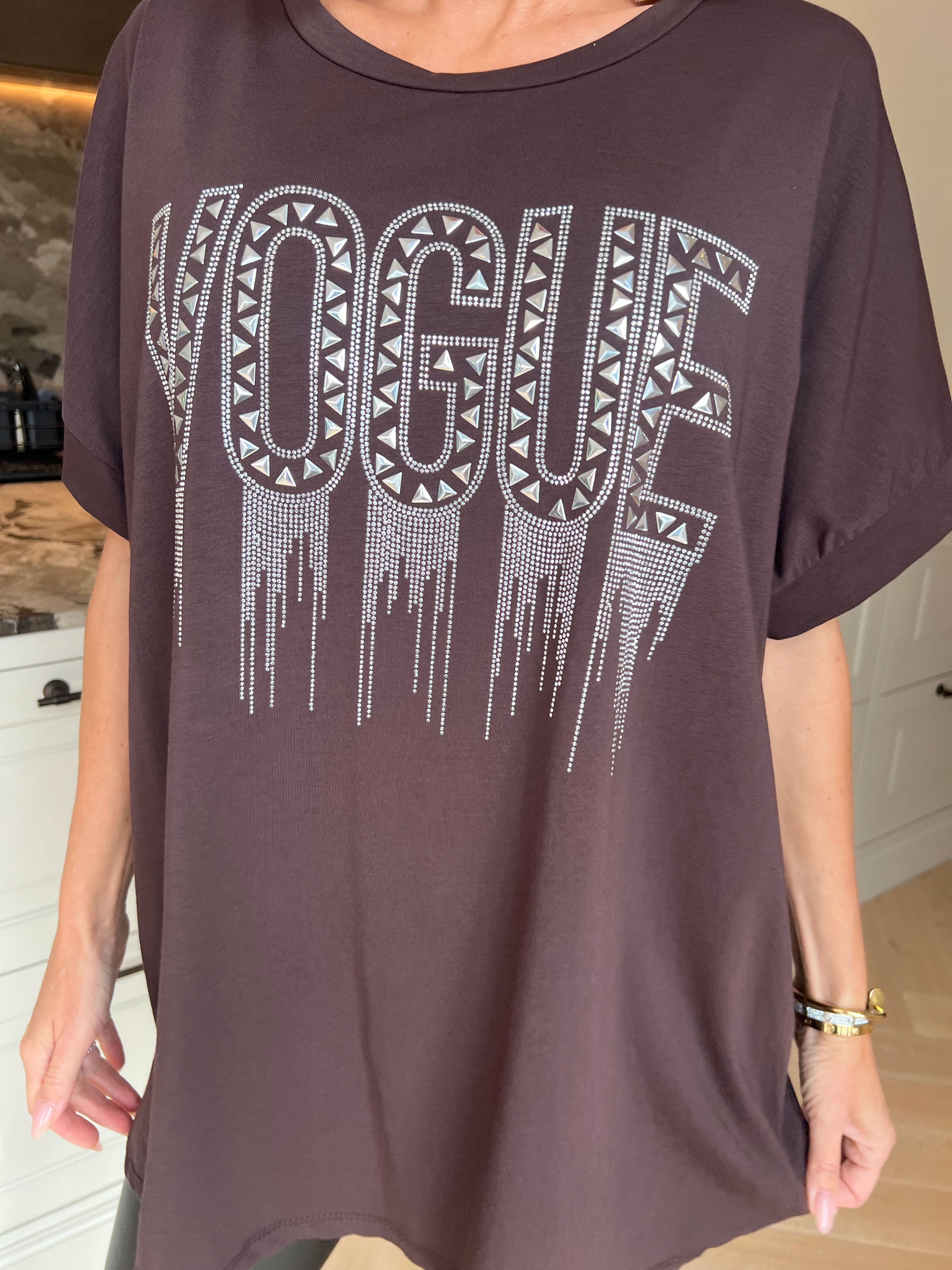 Carna - T-shirt i bomuld med VOGUE på brystet med fine similisten og nitter