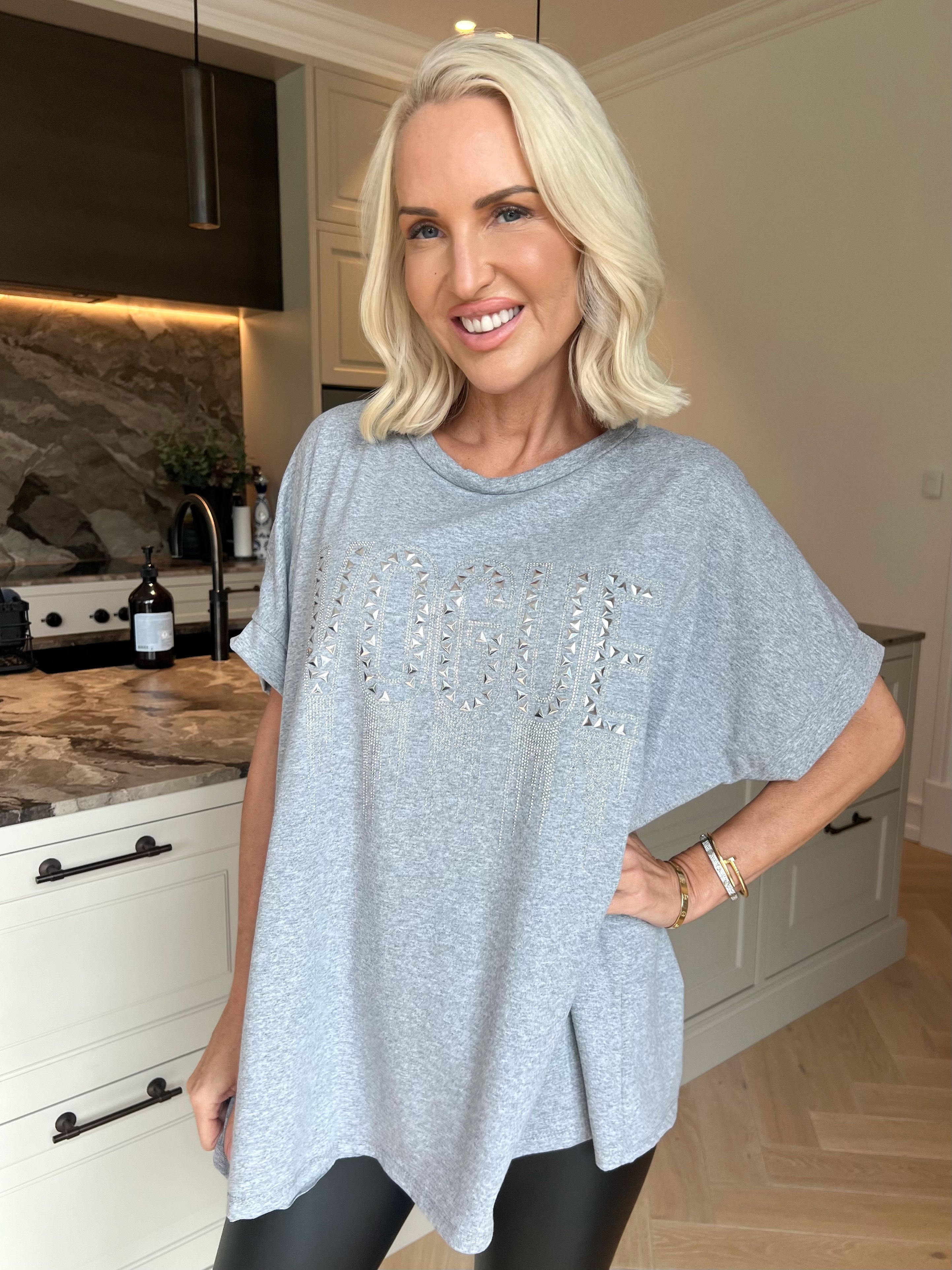 Carna - T-shirt i bomuld med VOGUE på brystet med fine similisten og nitter