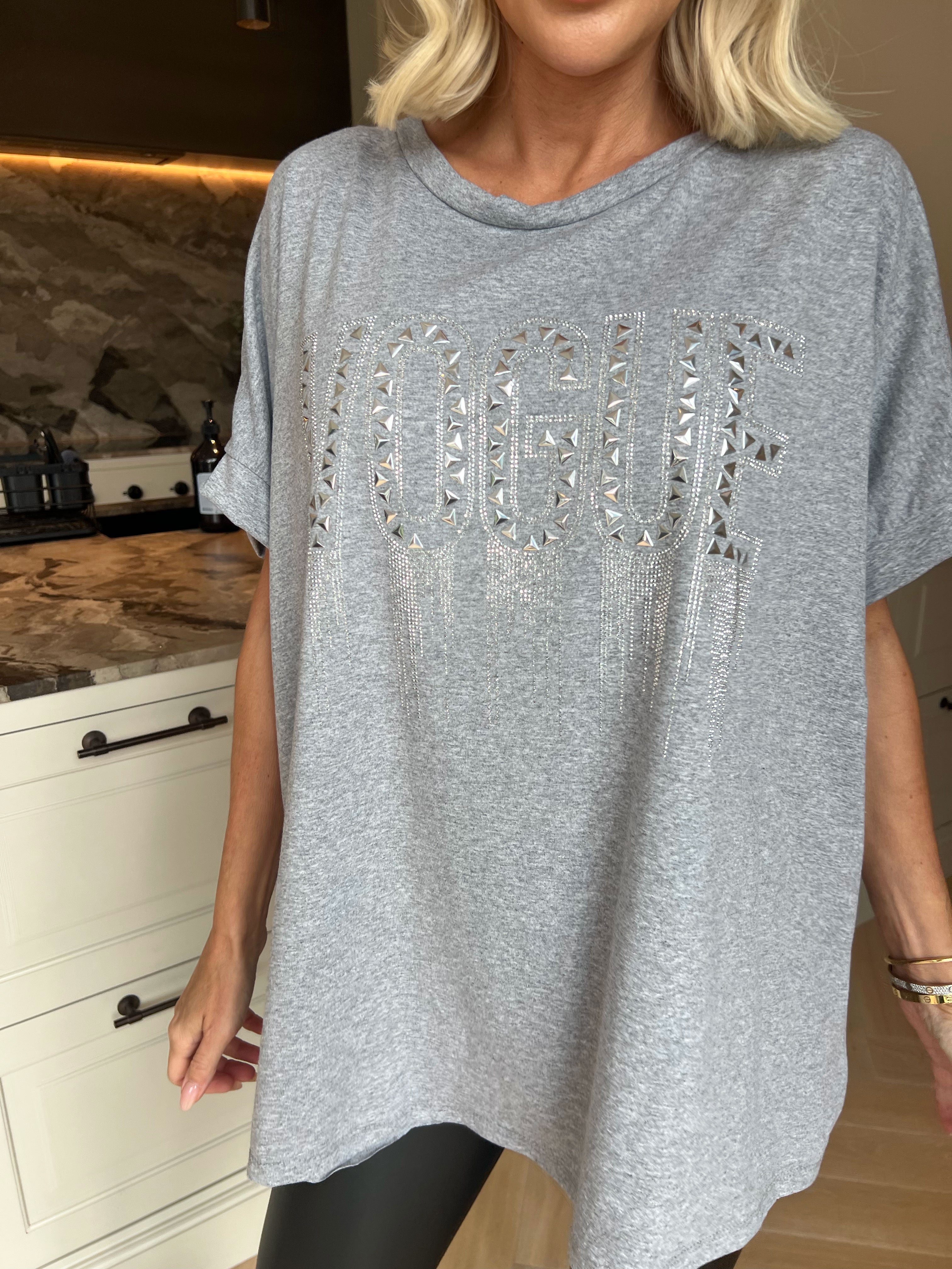 Carna - T-shirt i bomuld med VOGUE på brystet med fine similisten og nitter