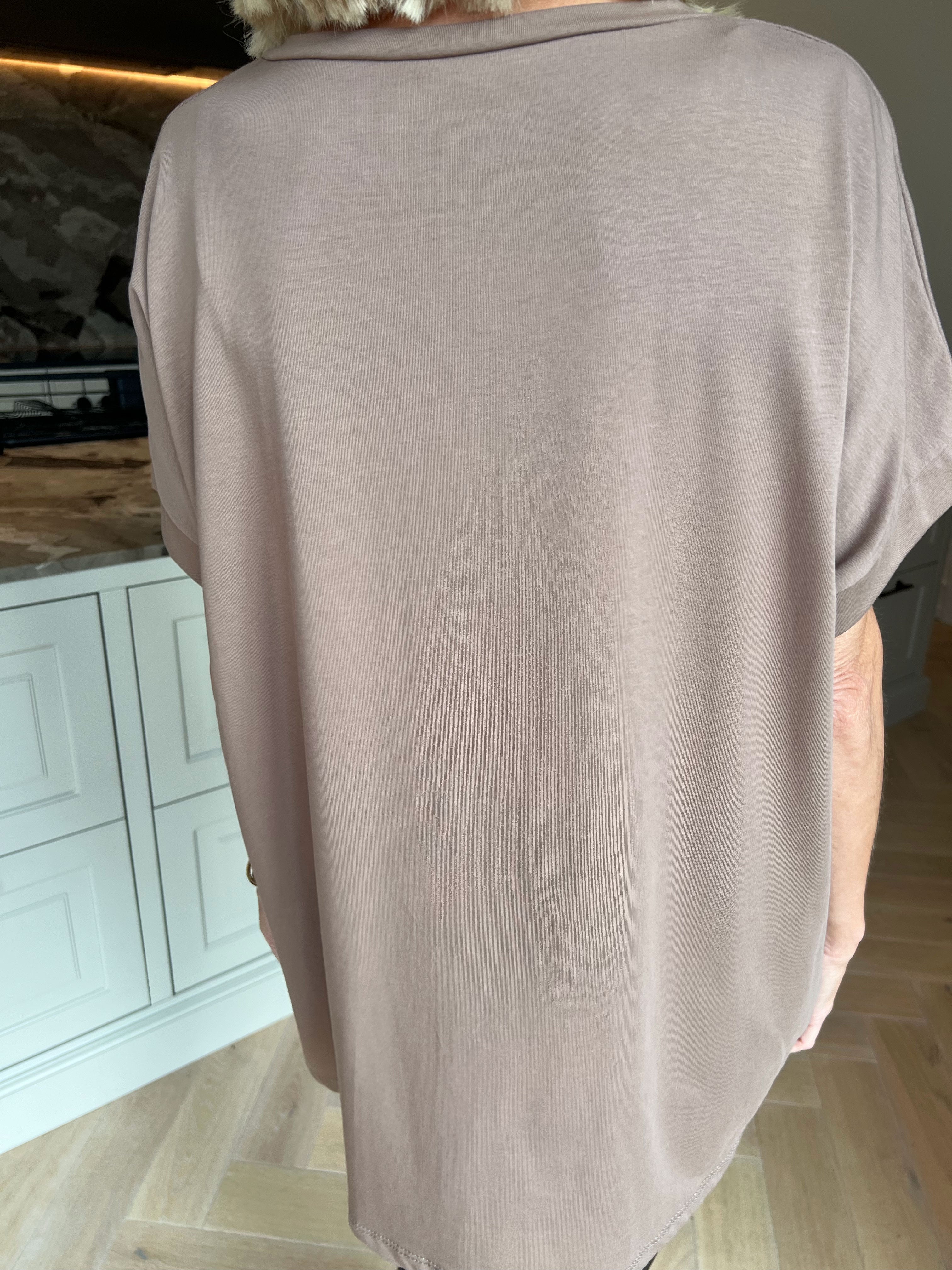 Carna - T-shirt i bomuld med VOGUE på brystet med fine similisten og nitter