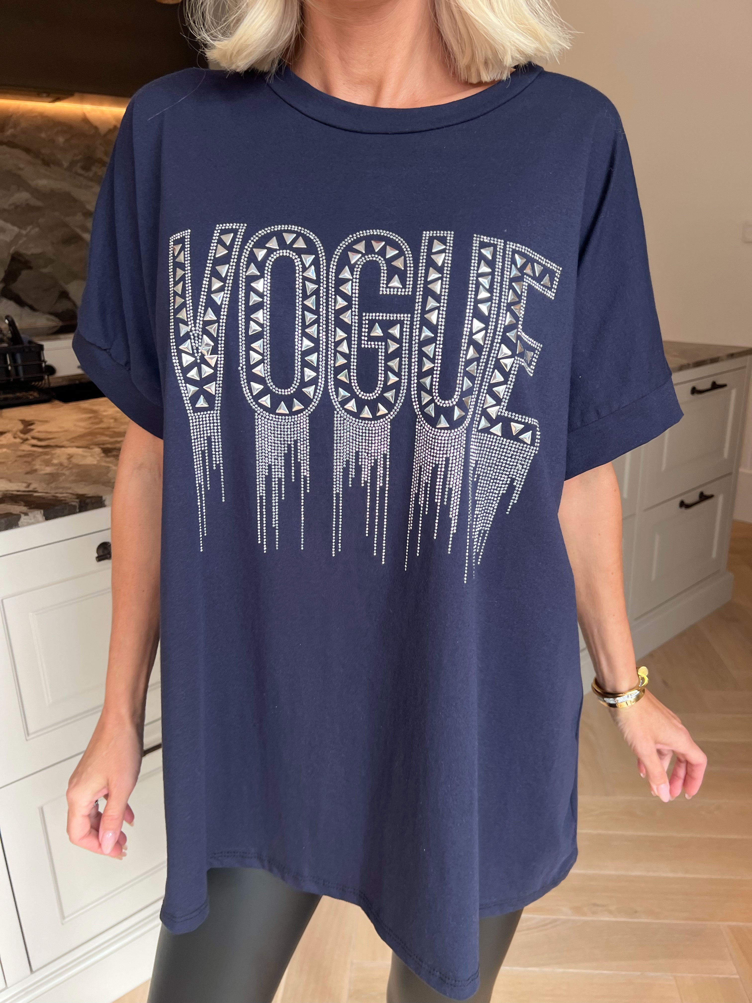 Carna - T-shirt i bomuld med VOGUE på brystet med fine similisten og nitter