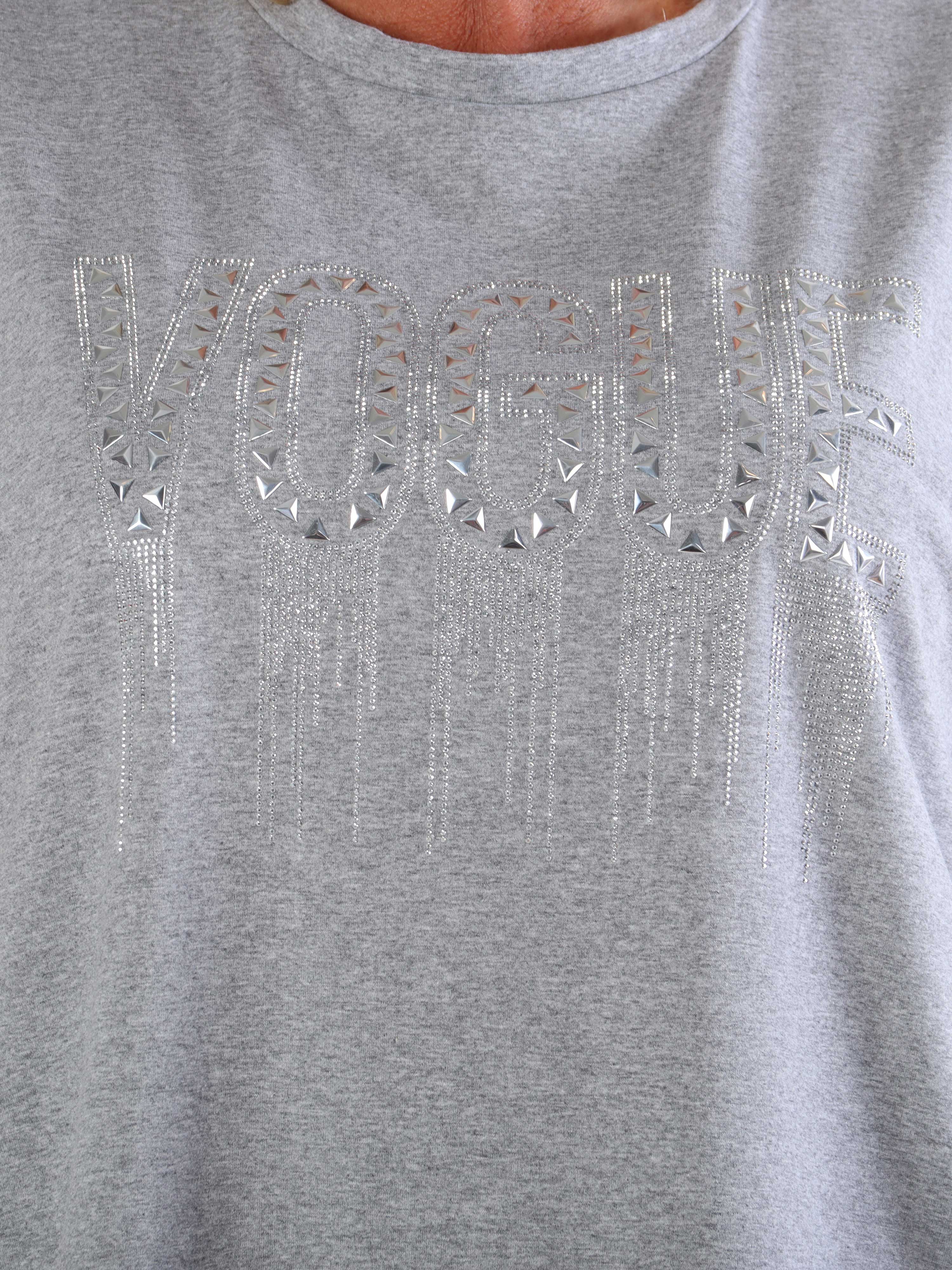 Carna - Plus size t-shirt i bomuld med VOGUE på brystet med fine similisten