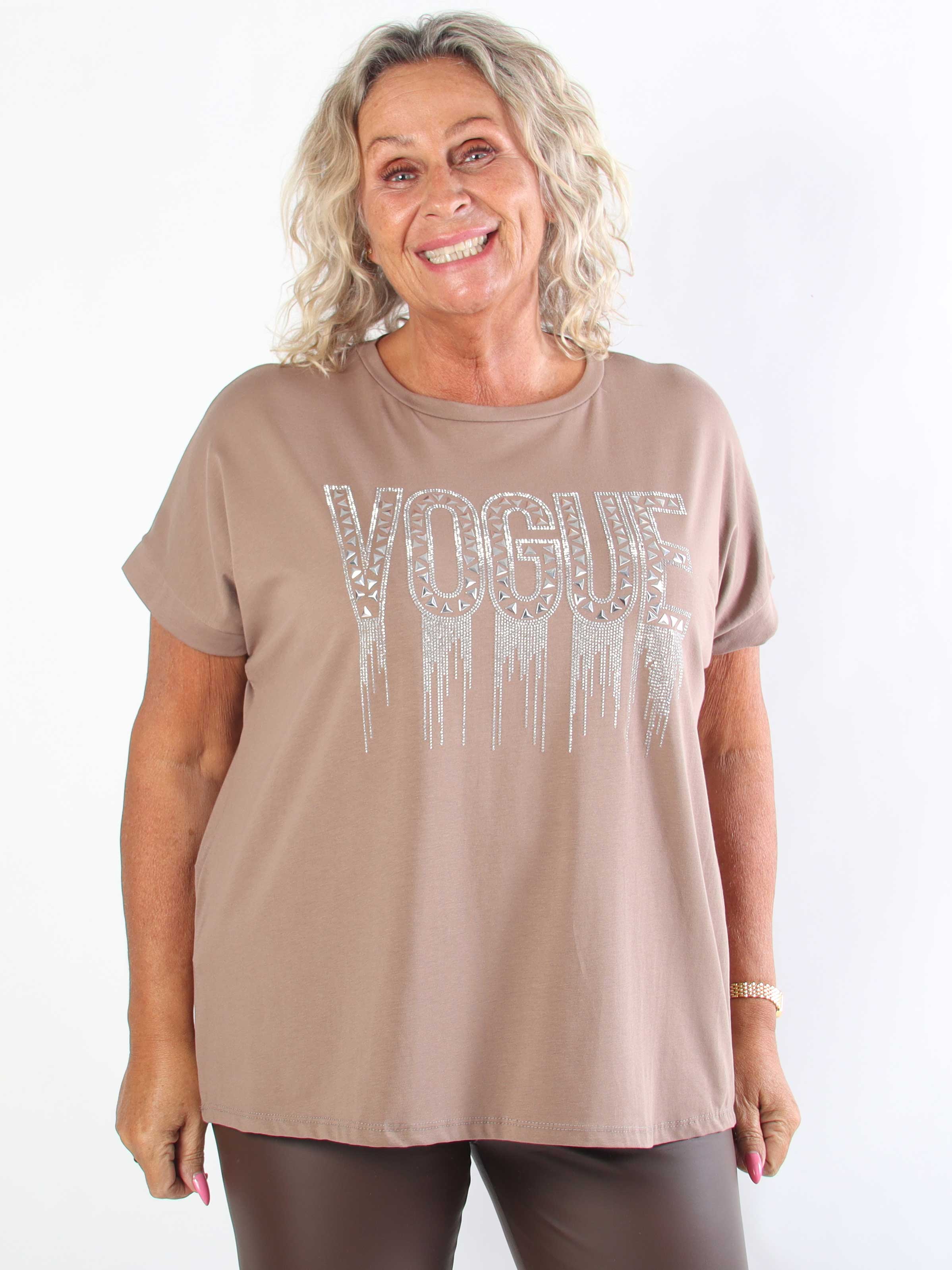 Carna - Plus size t-shirt i bomuld med VOGUE på brystet med fine similisten
