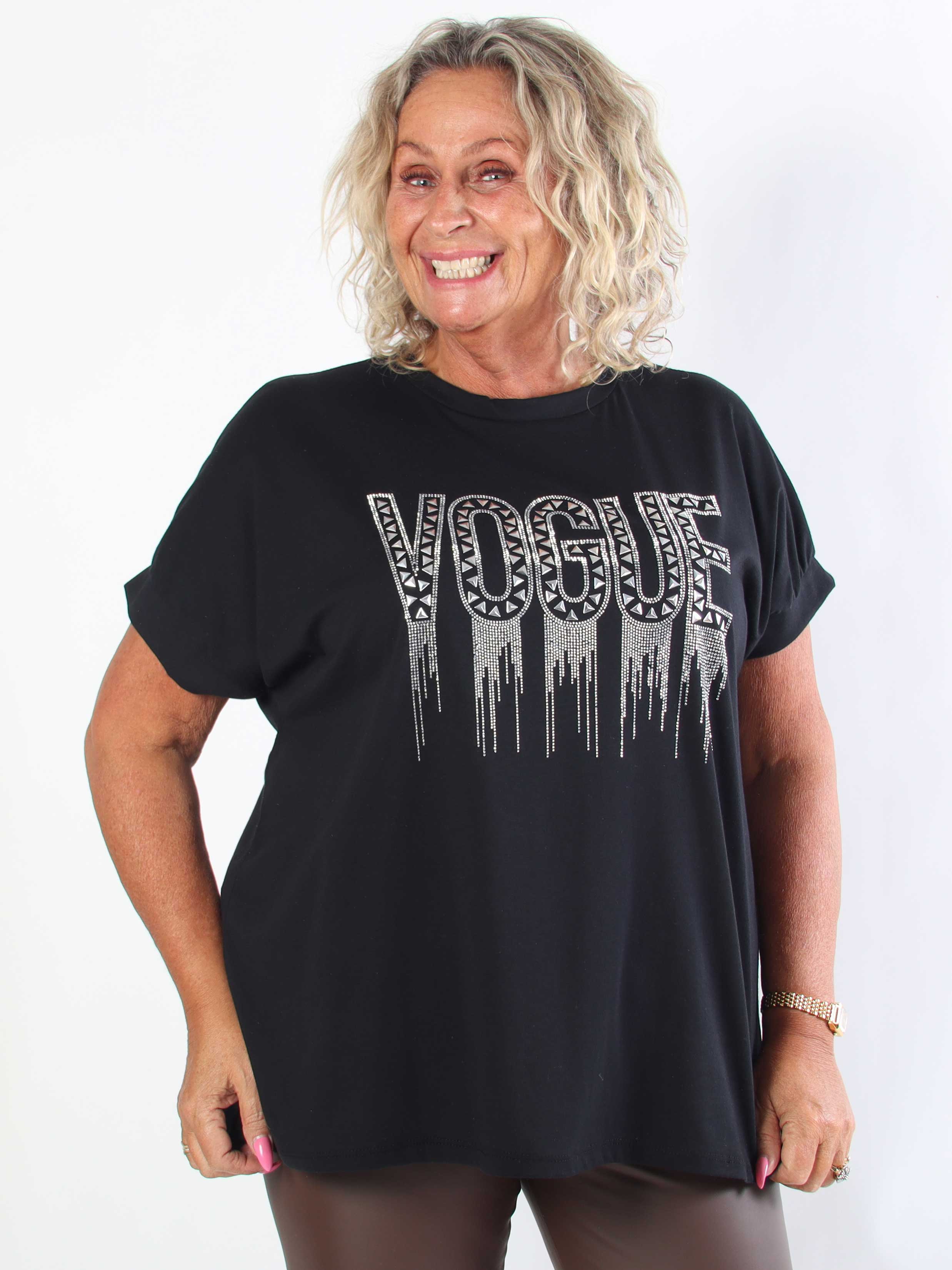 Carna - Plus size t-shirt i bomuld med VOGUE på brystet med fine similisten