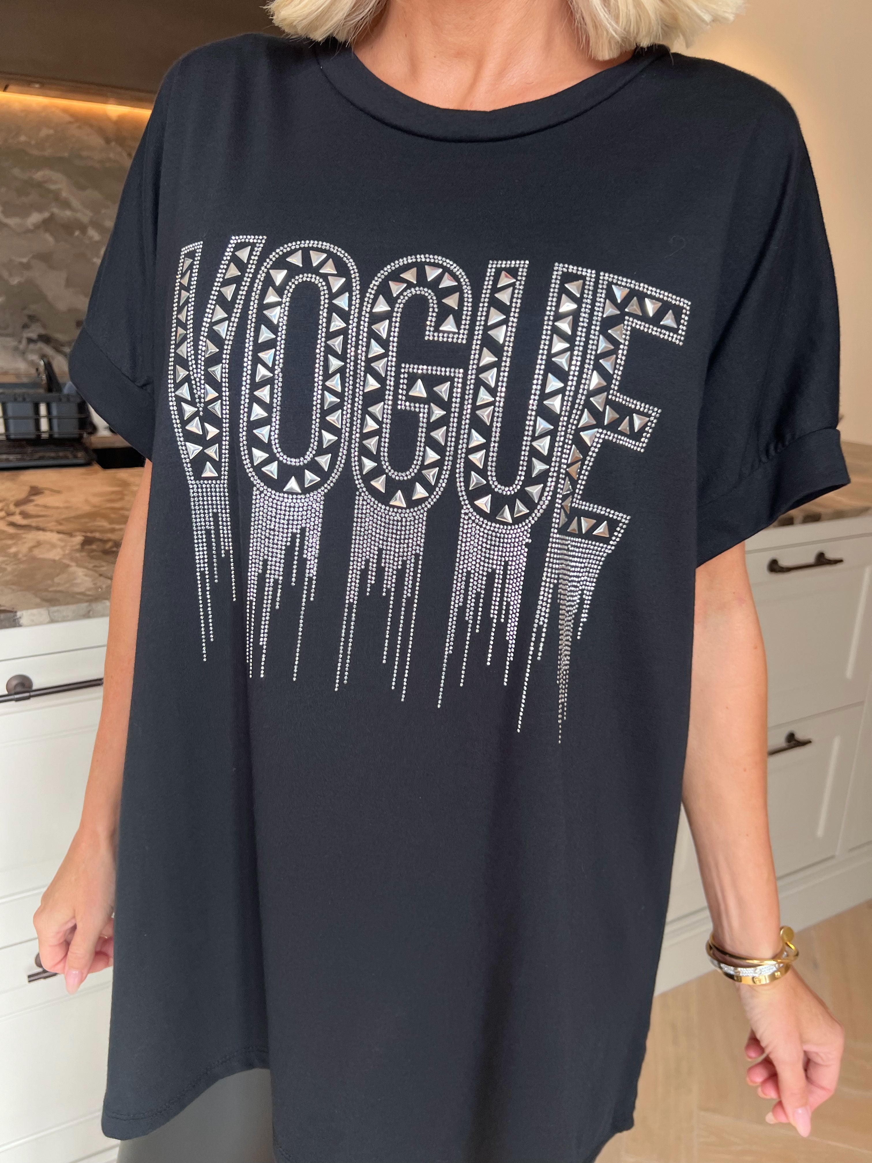 Carna - T-shirt i bomuld med VOGUE på brystet med fine similisten og nitter