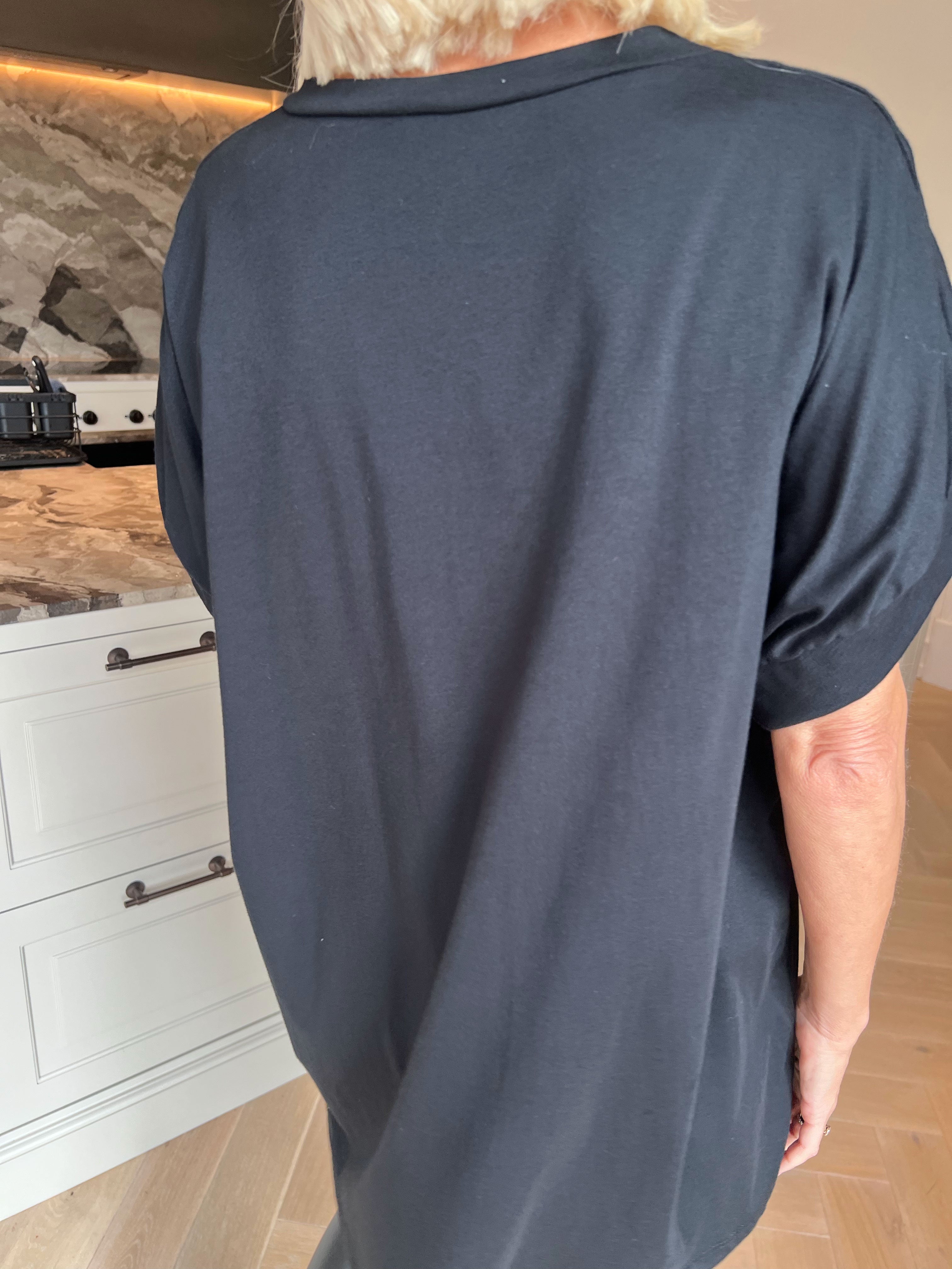 Carna - T-shirt i bomuld med VOGUE på brystet med fine similisten og nitter
