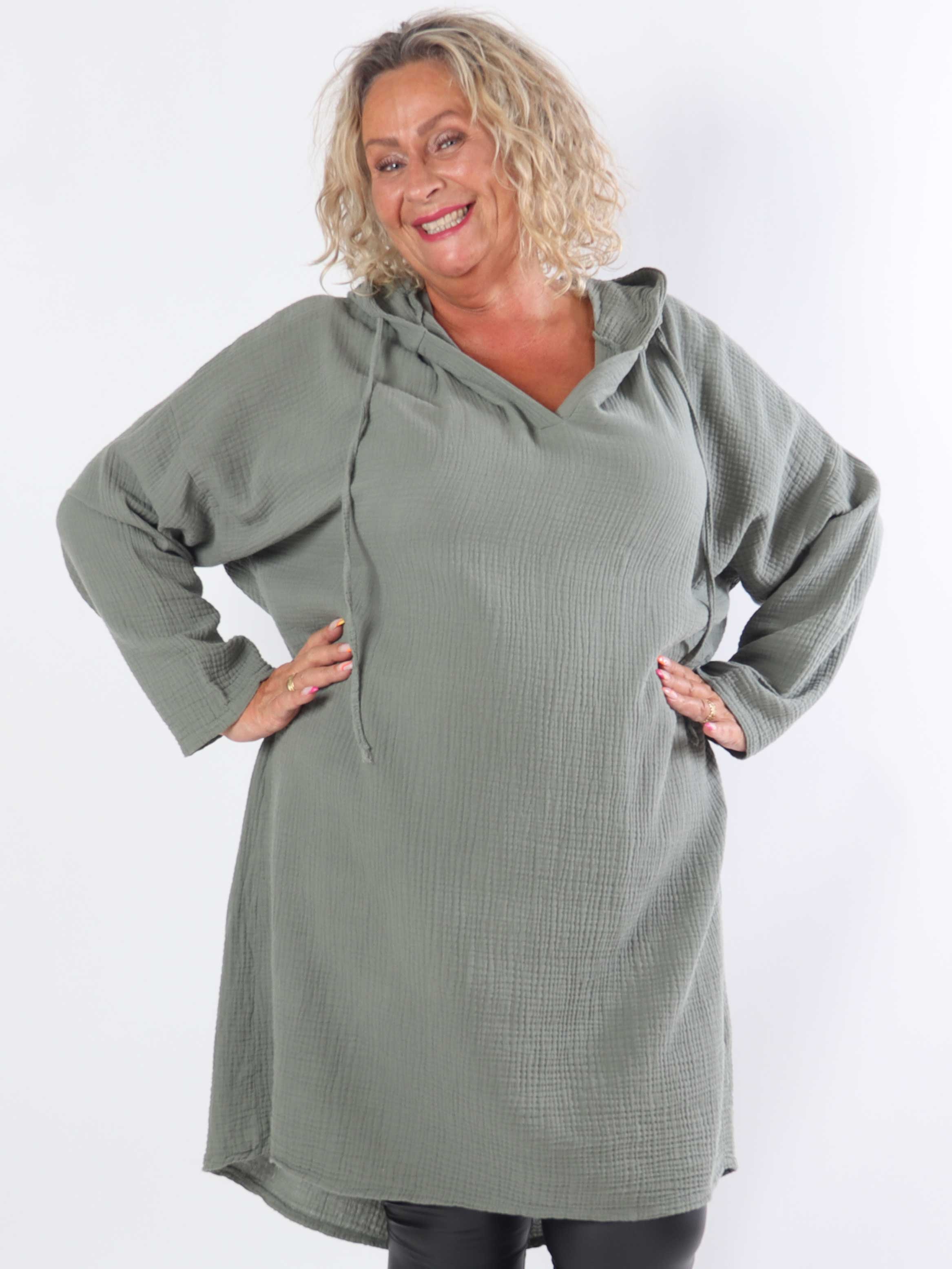 Caro - Blød plus size kjole i bomuld med hætte