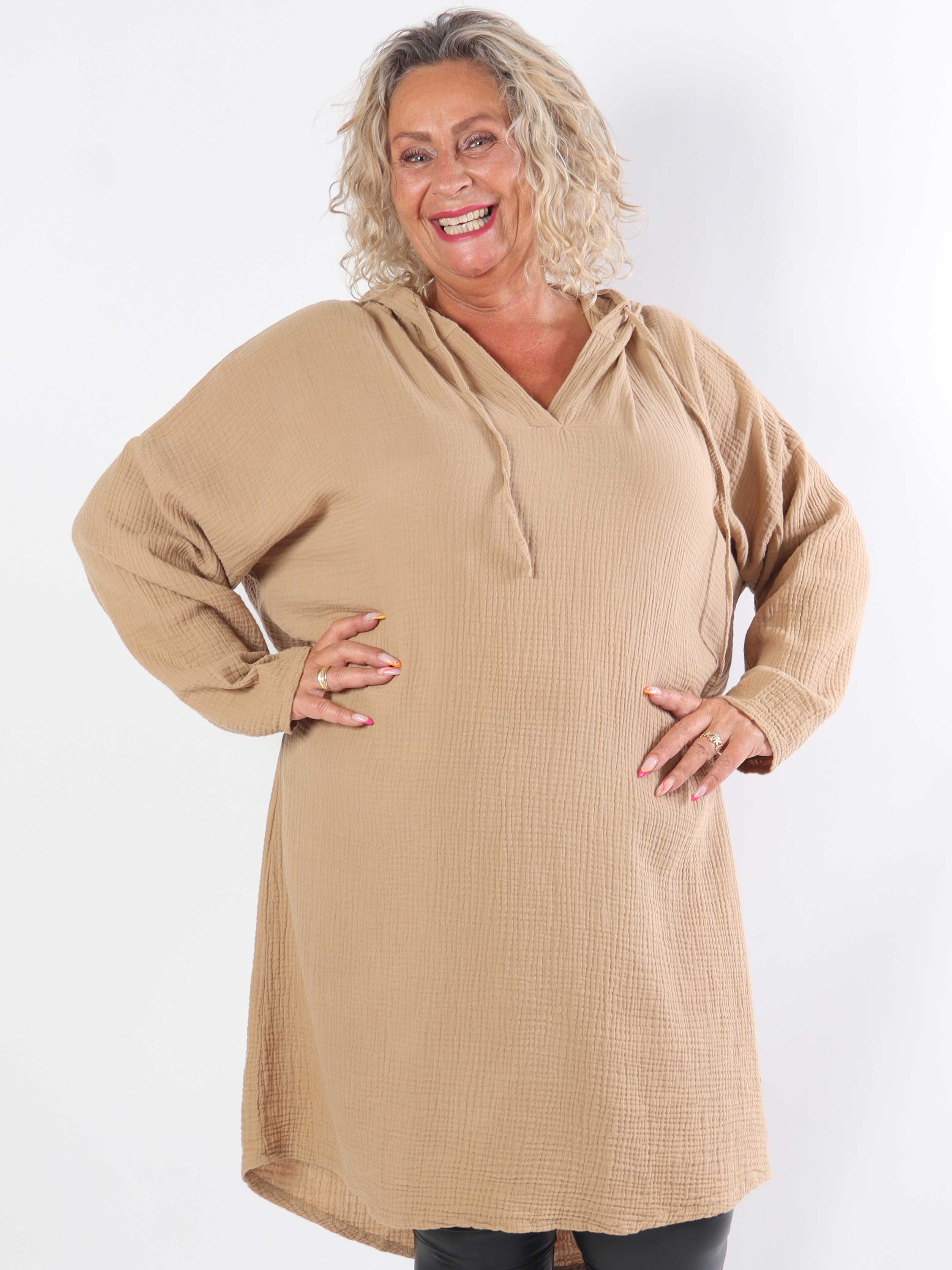 Caro - Blød plus size kjole i bomuld med hætte