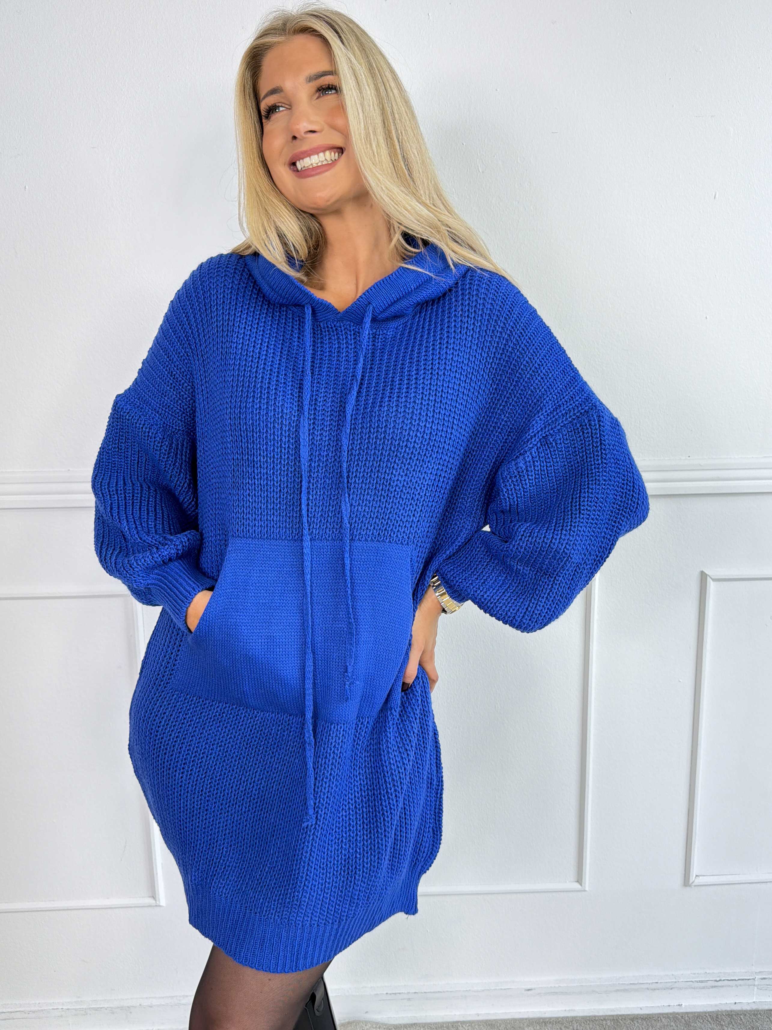 Carolin - Plus size strikkjole med hætte og en stor lomme foran