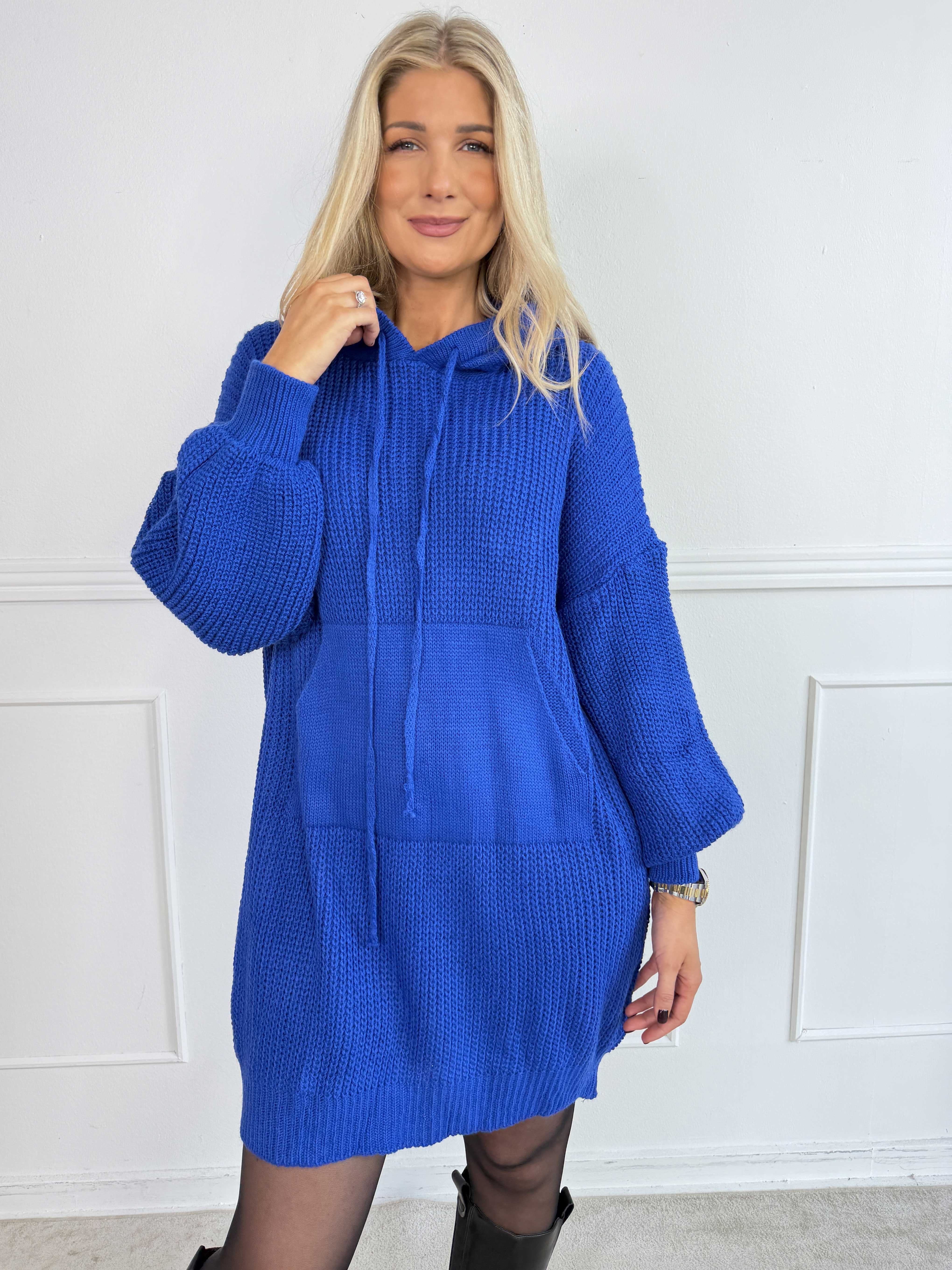 Carolin - Plus size strikkjole med hætte og en stor lomme foran