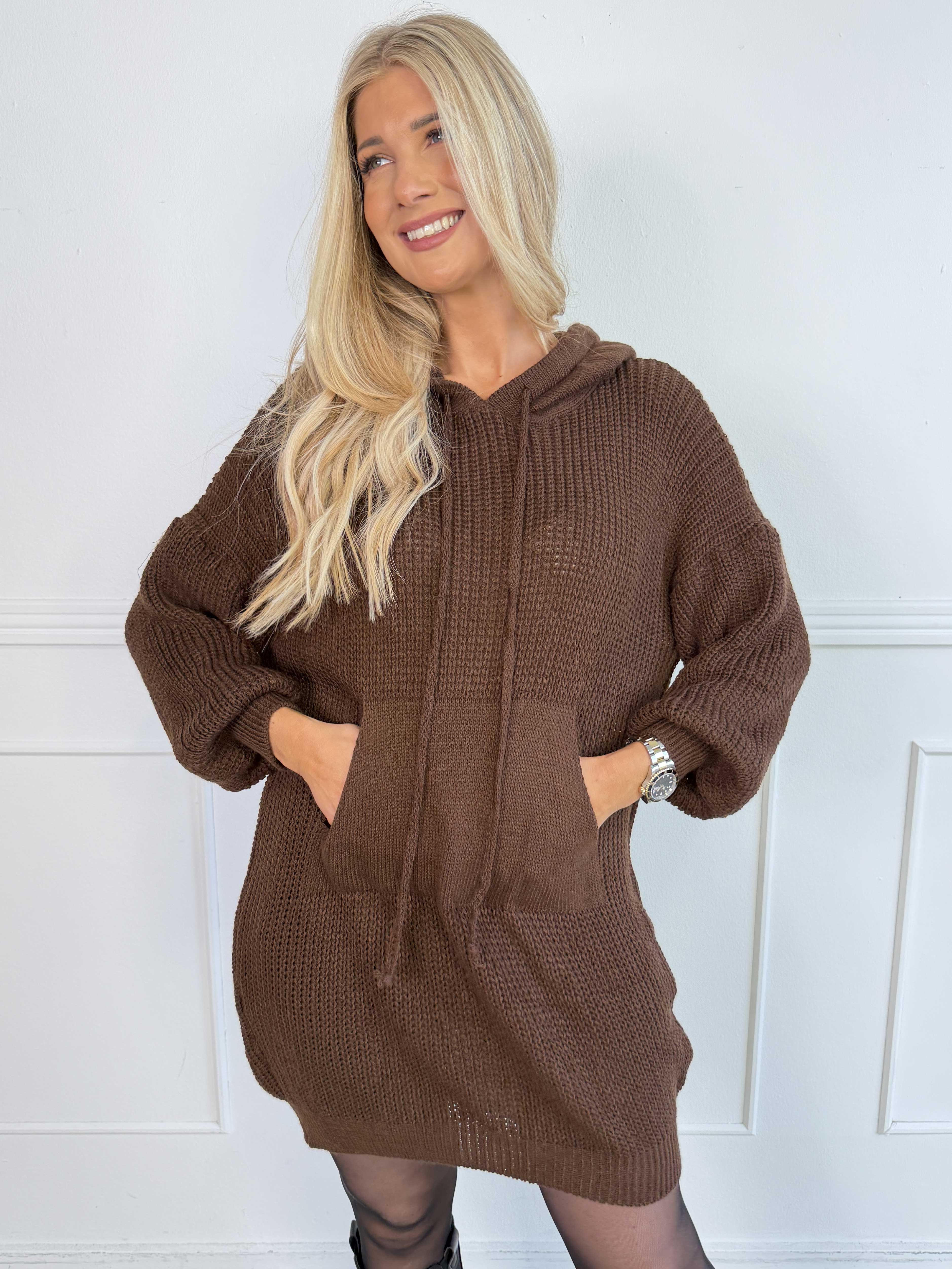Carolin - Plus size strikkjole med hætte og en stor lomme foran