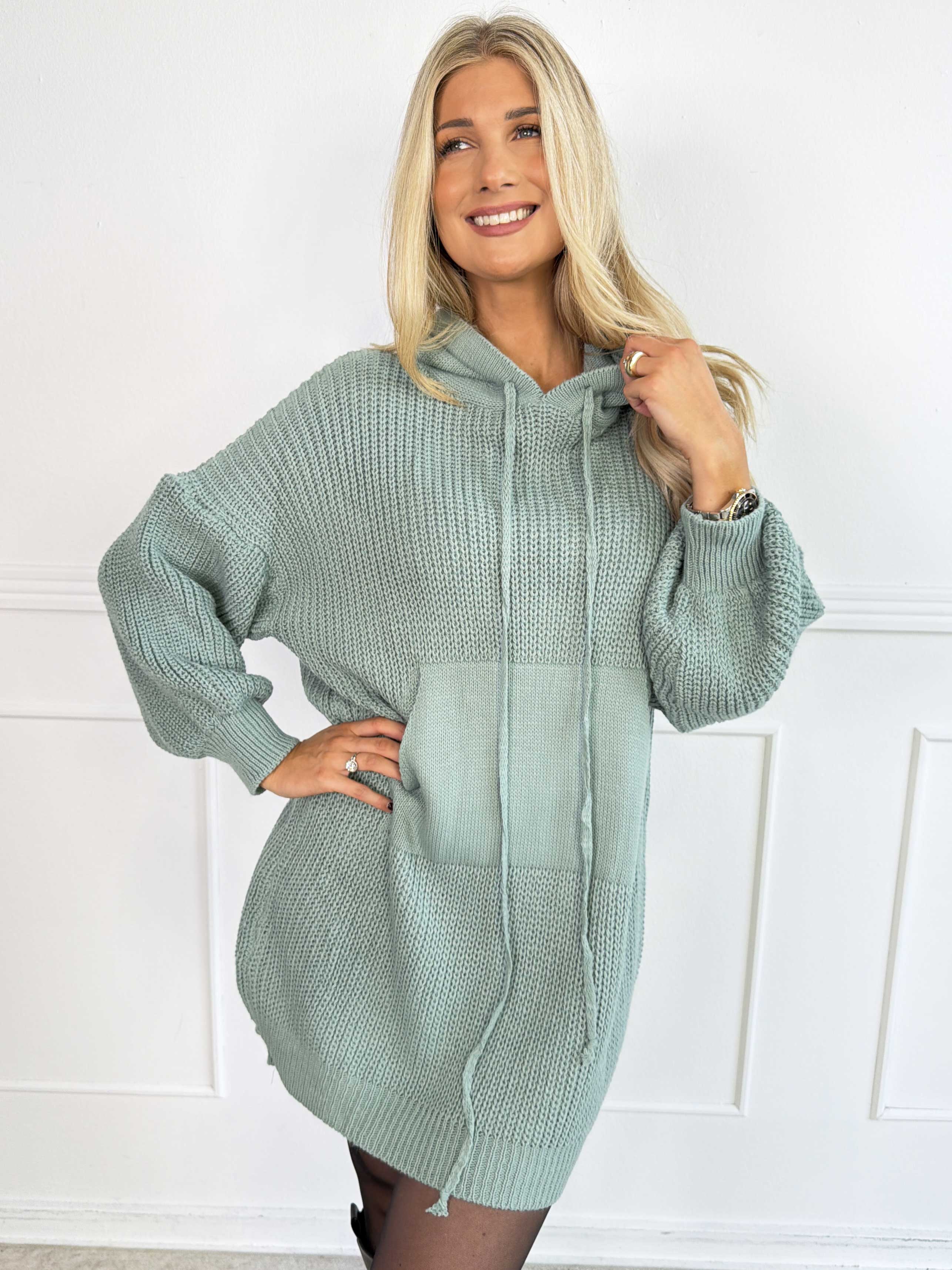 Carolin - Plus size strikkjole med hætte og en stor lomme foran