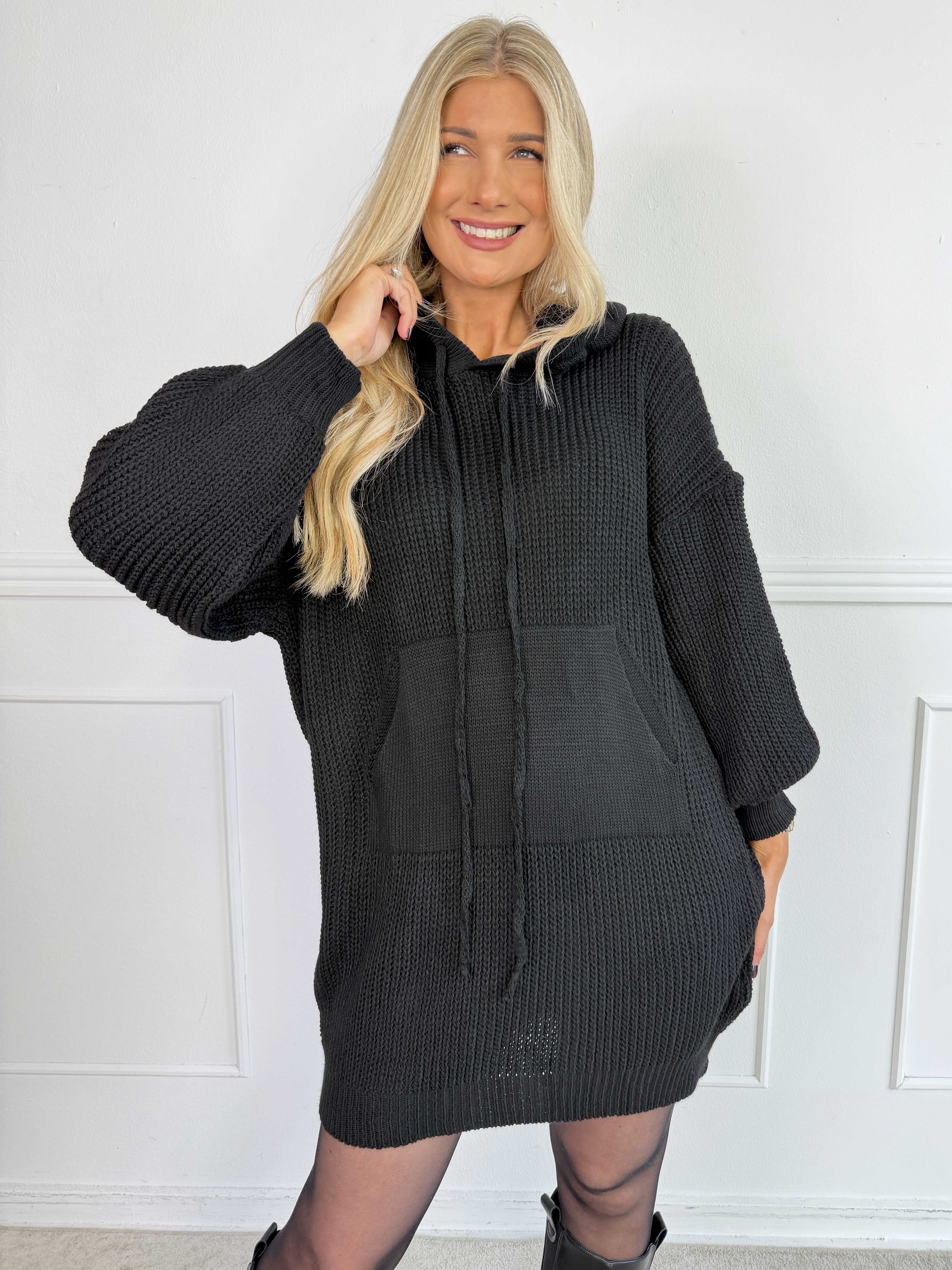 Carolin - Plus size strikkjole med hætte og en stor lomme foran