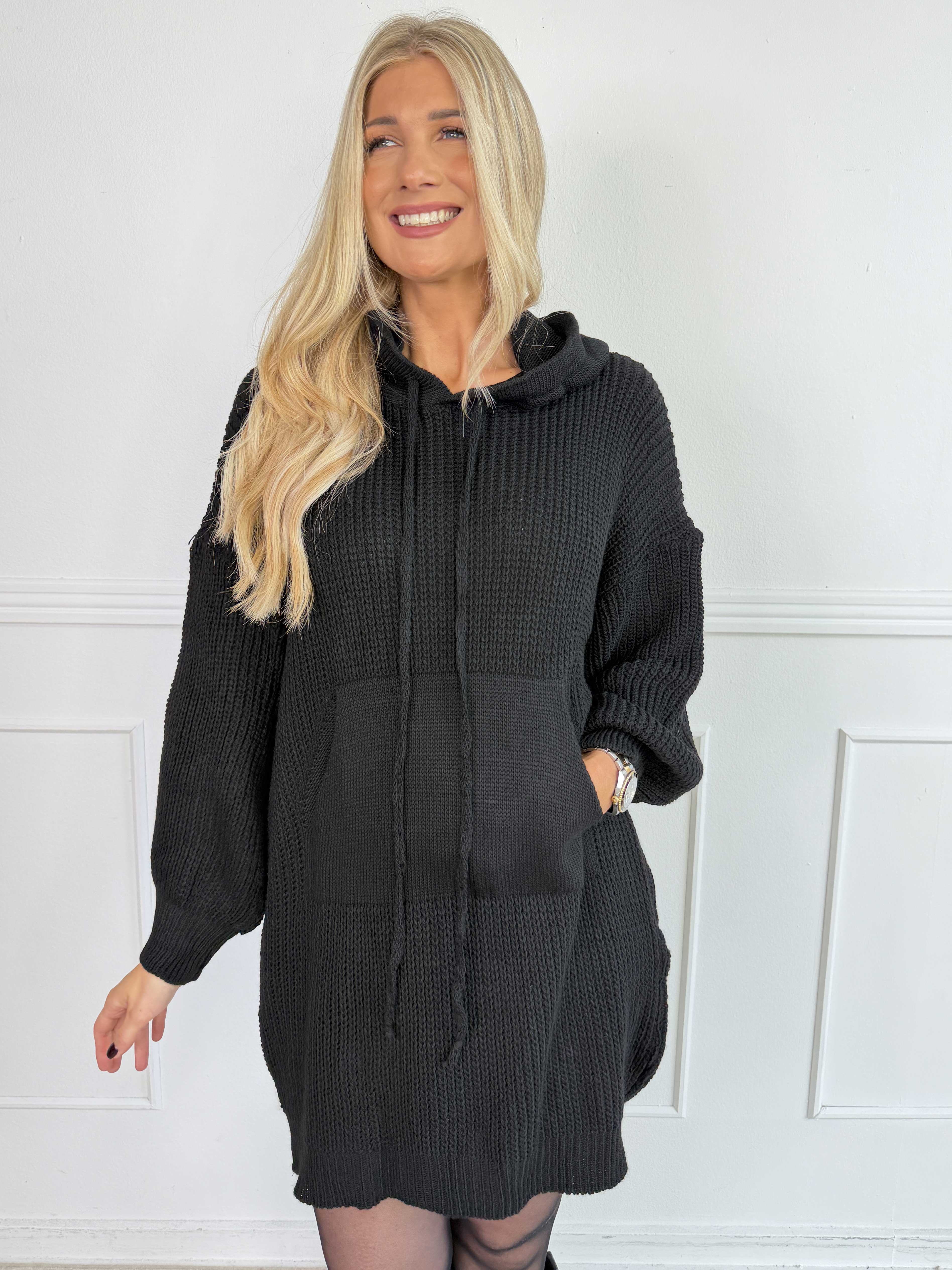 Carolin - Plus size strikkjole med hætte og en stor lomme foran