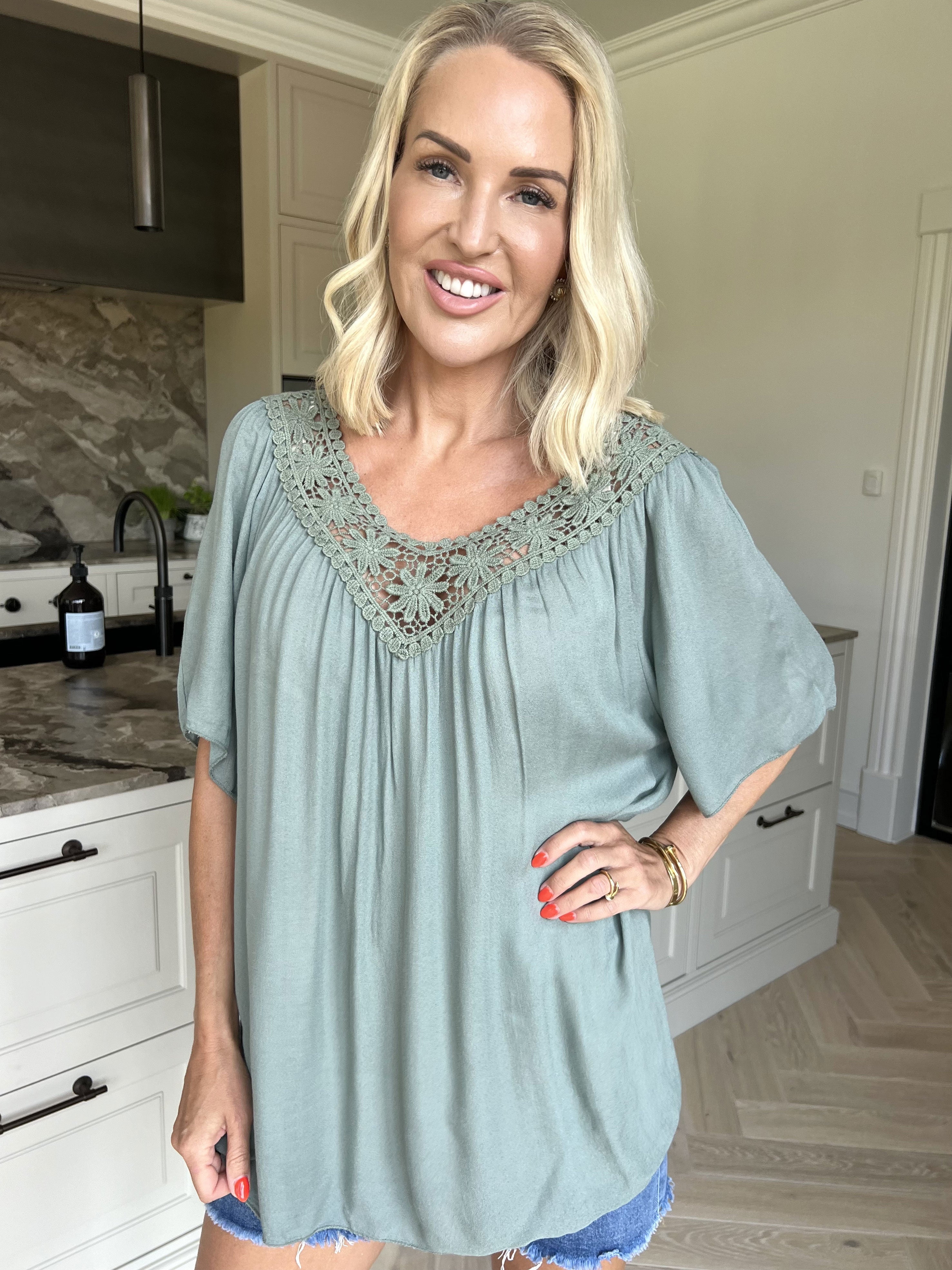 Cassandra - Sød let tunika i viskose med broderet udskæring