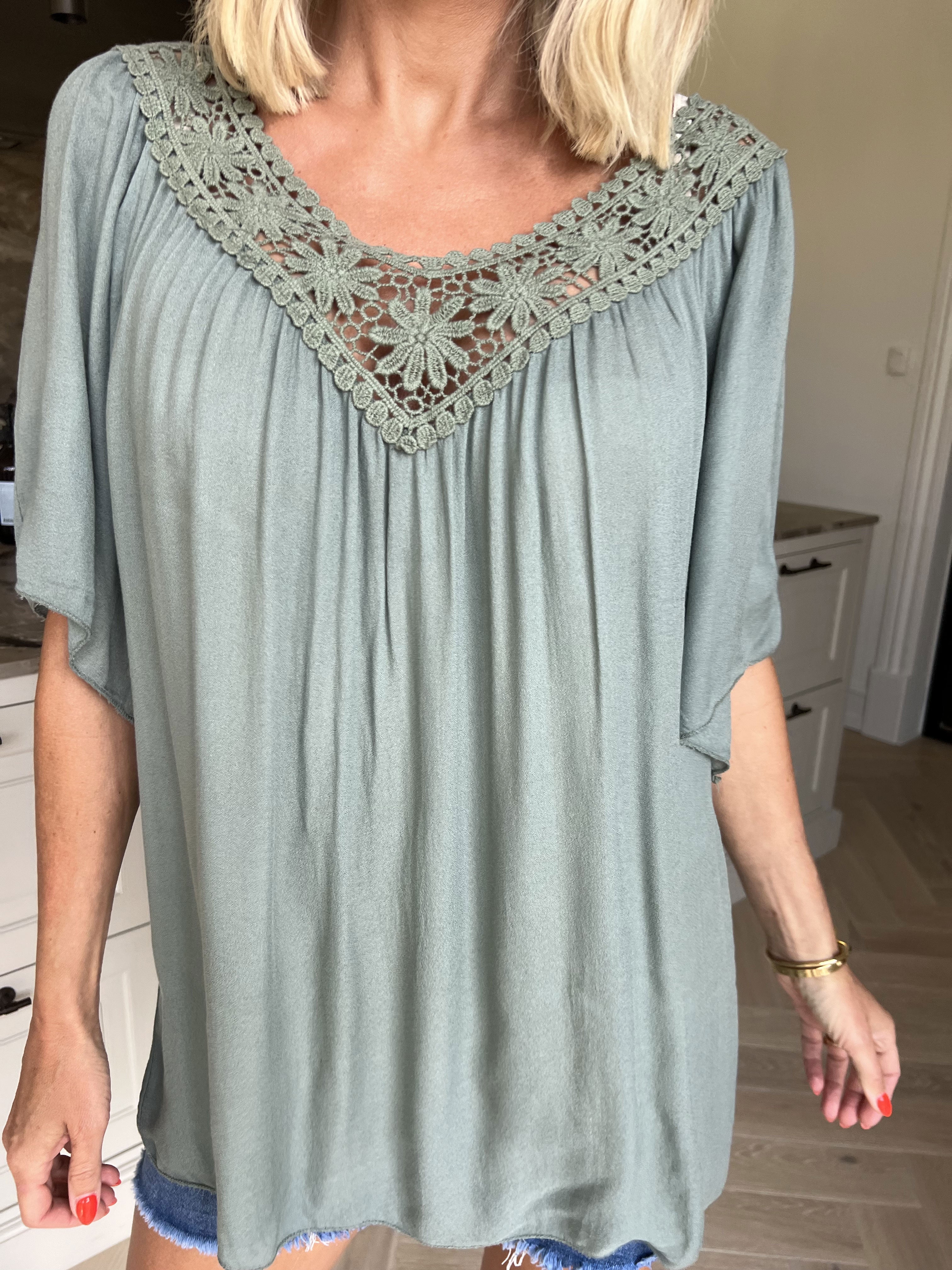 Cassandra - Sød let tunika i viskose med broderet udskæring