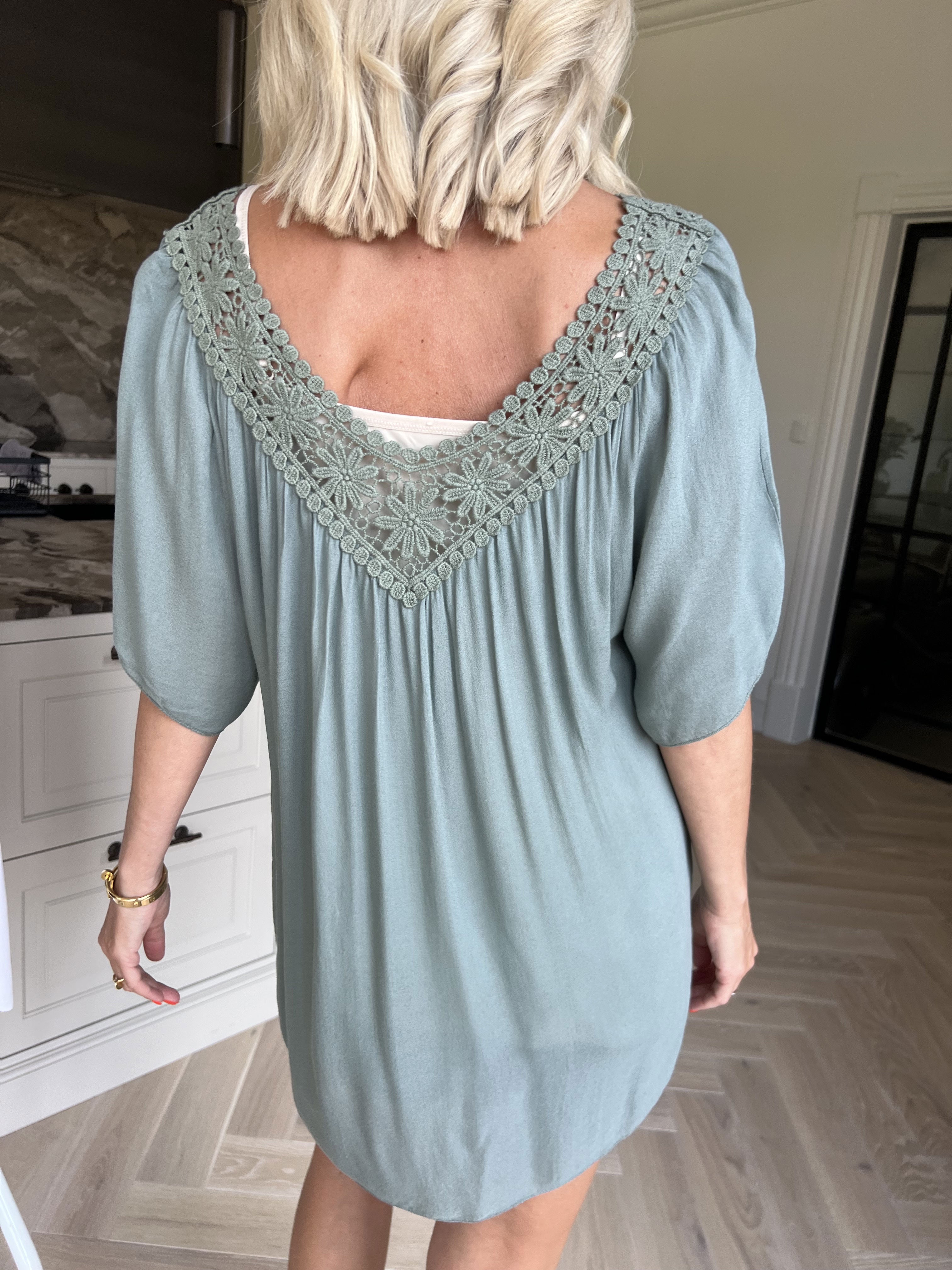 Cassandra - Sød let tunika i viskose med broderet udskæring