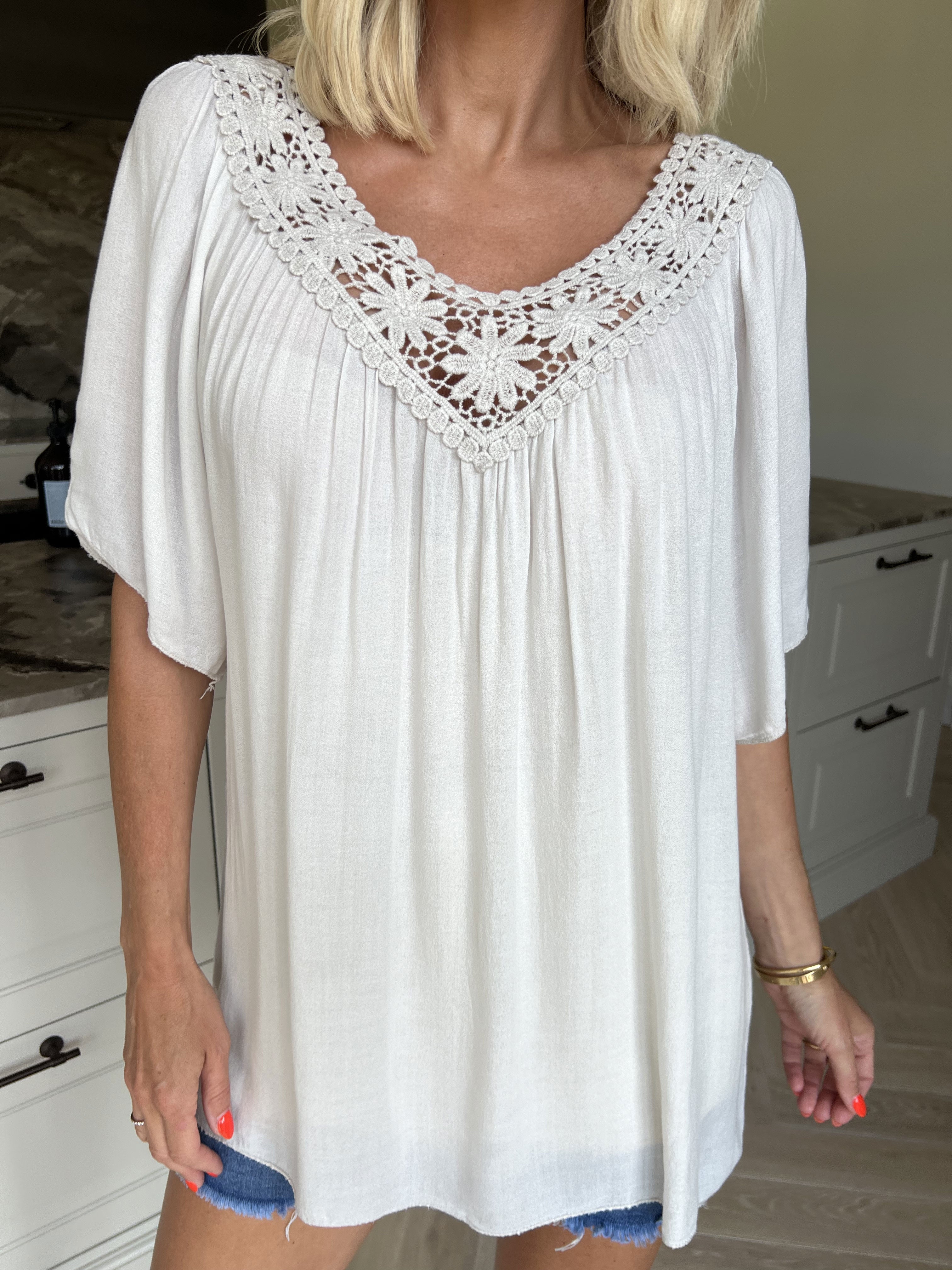 Cassandra - Sød let tunika i viskose med broderet udskæring