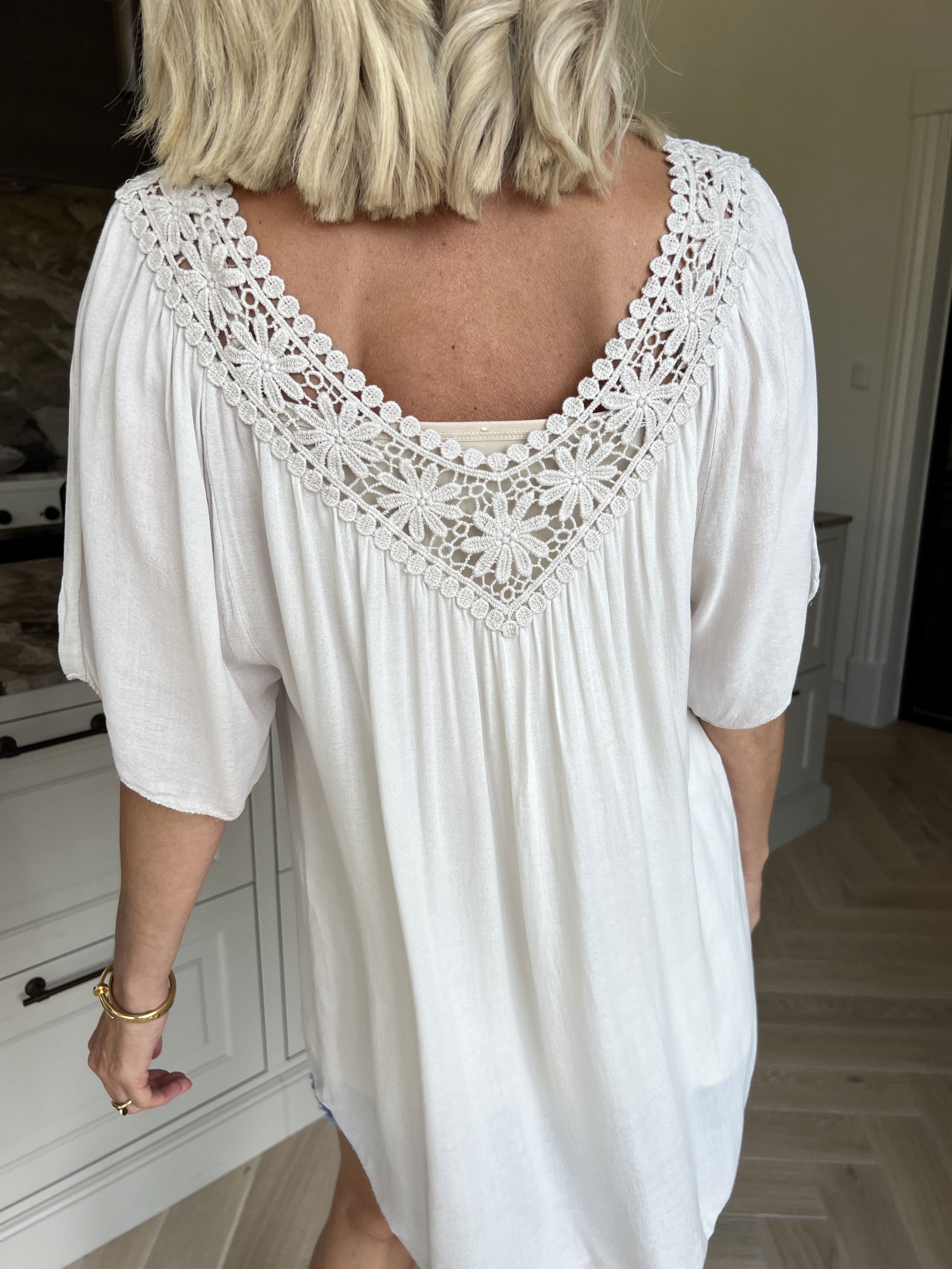 Cassandra - Sød let tunika i viskose med broderet udskæring