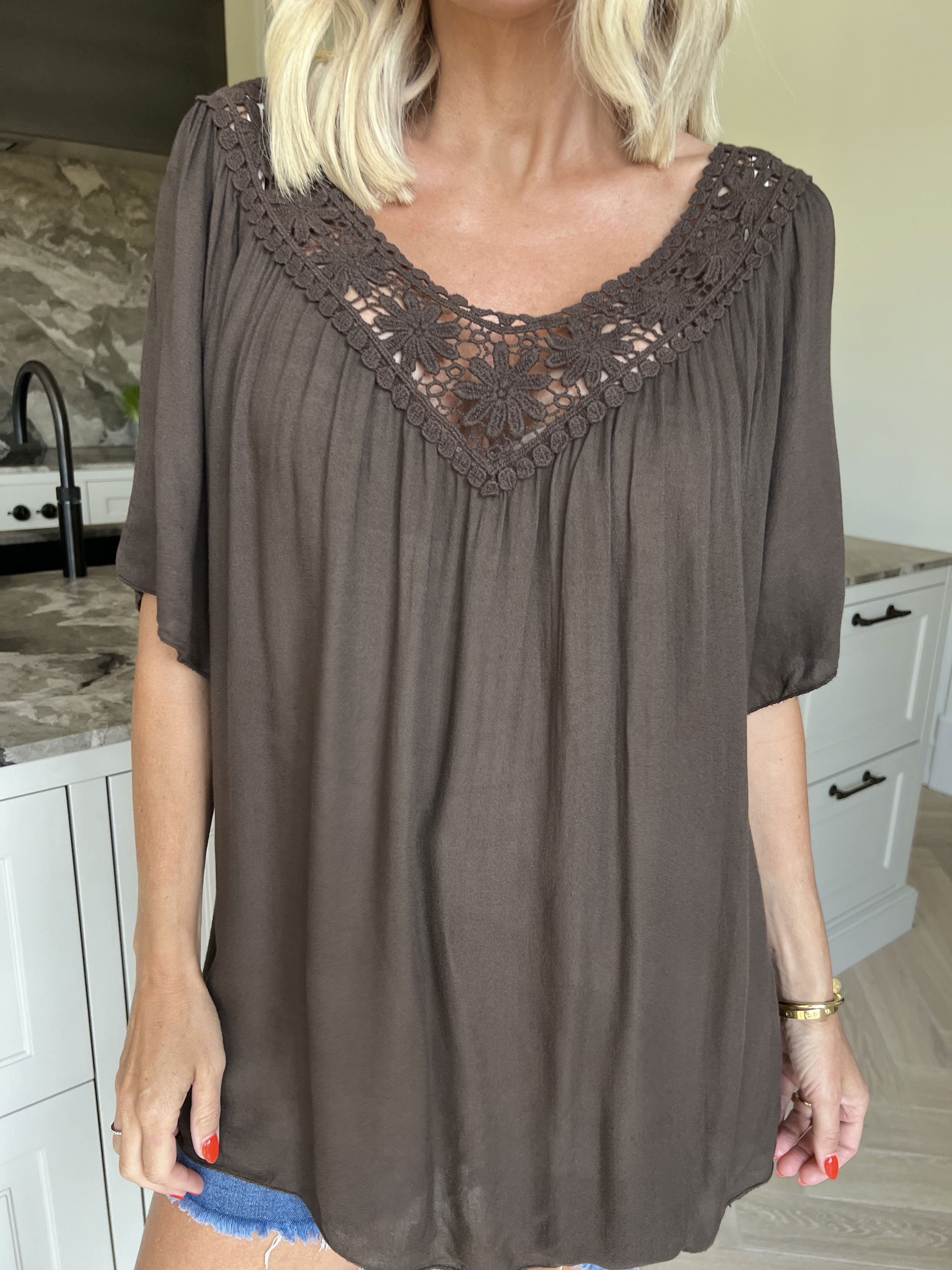 Cassandra - Sød let tunika i viskose med broderet udskæring