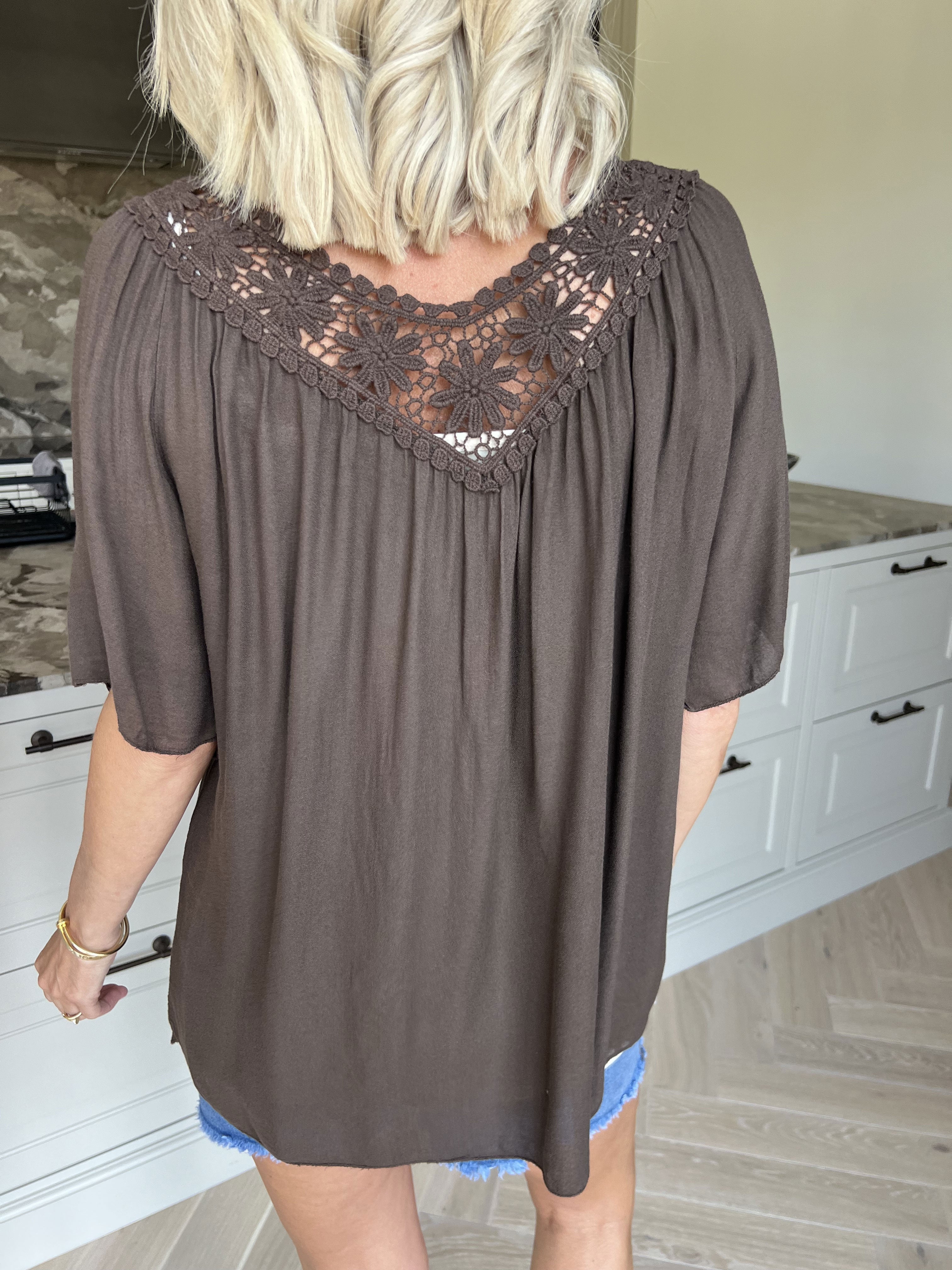 Cassandra - Sød let tunika i viskose med broderet udskæring