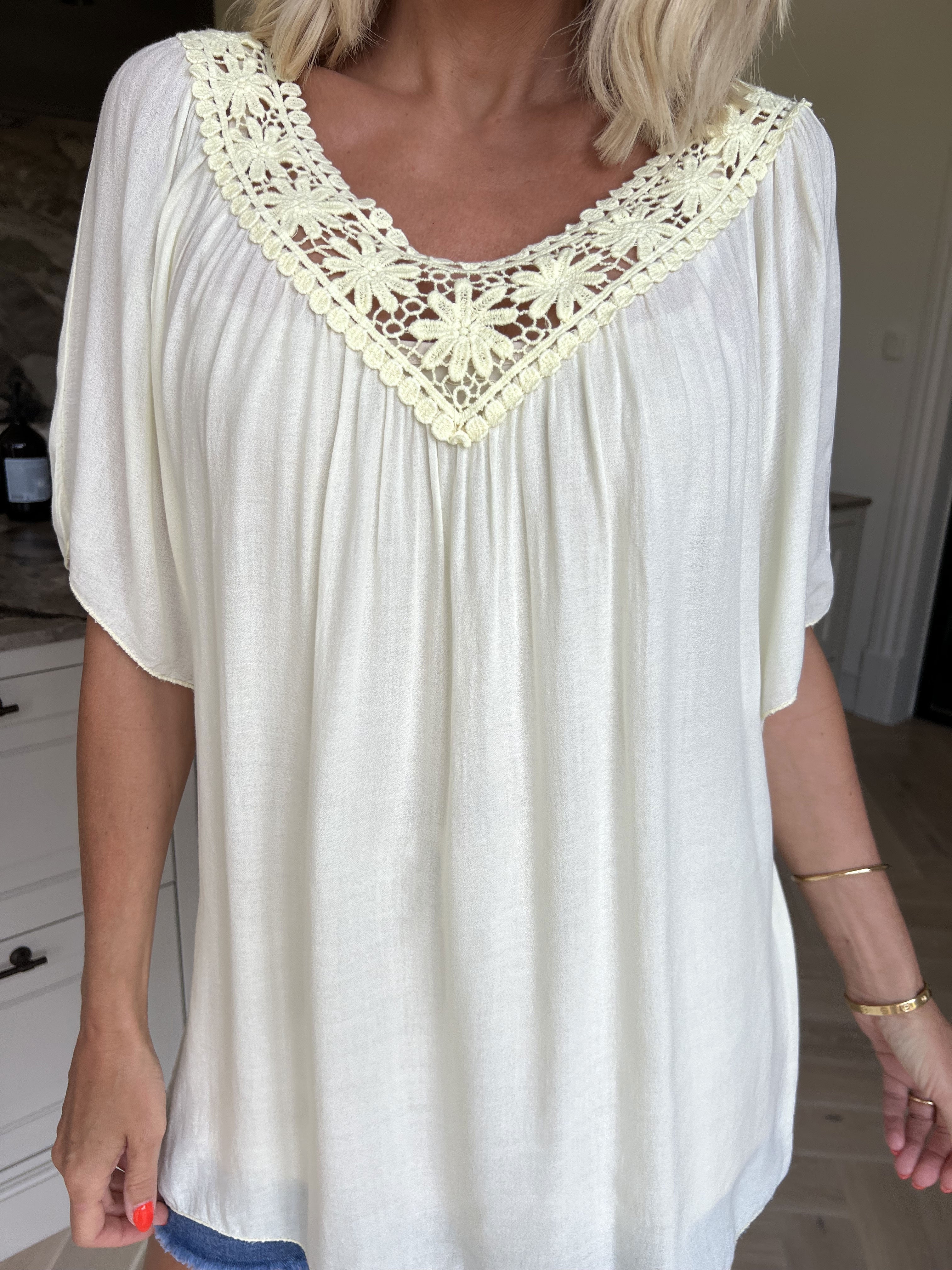 Cassandra - Sød let tunika i viskose med broderet udskæring