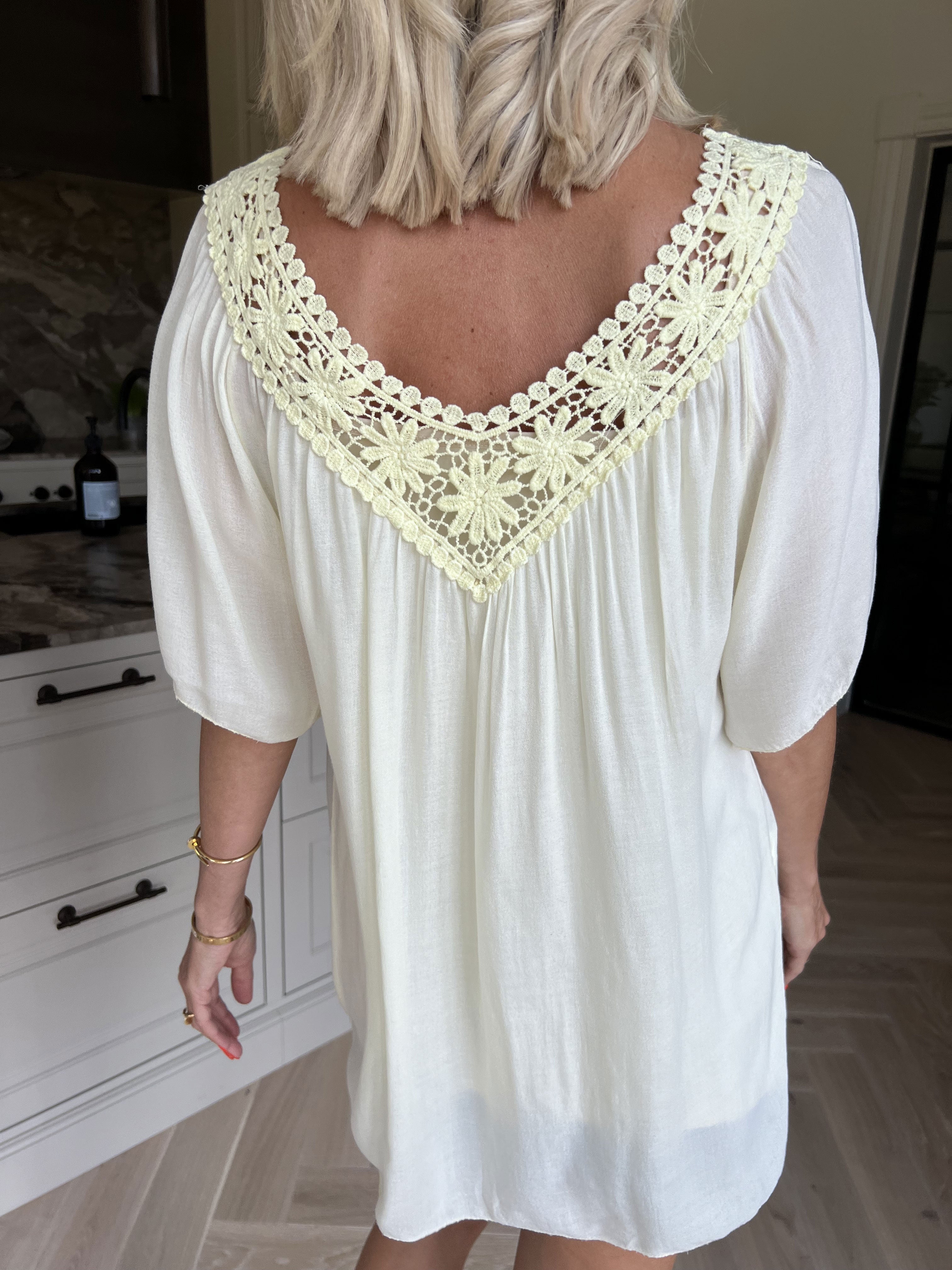 Cassandra - Sød let tunika i viskose med broderet udskæring