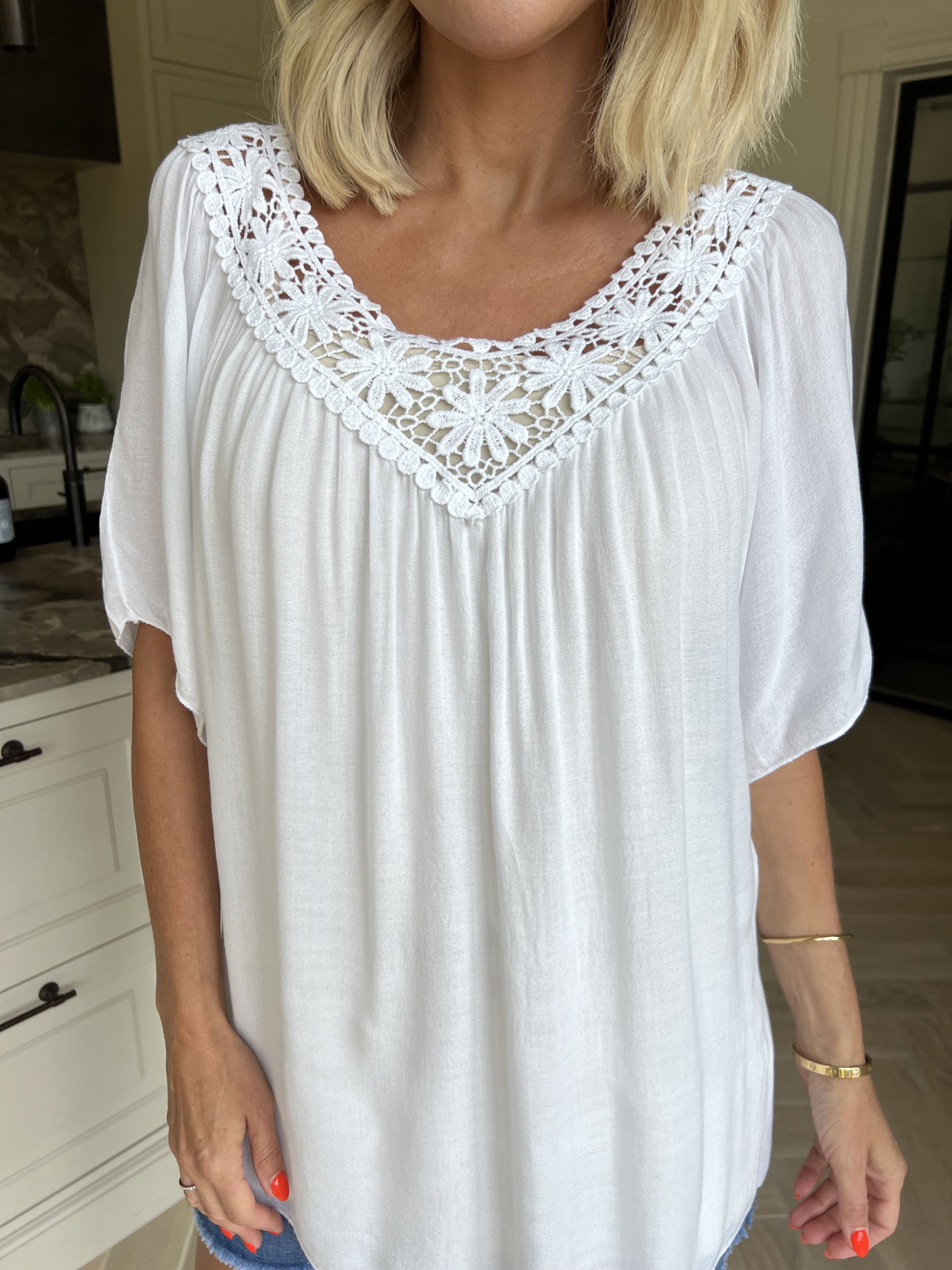 Cassandra - Sød let tunika i viskose med broderet udskæring