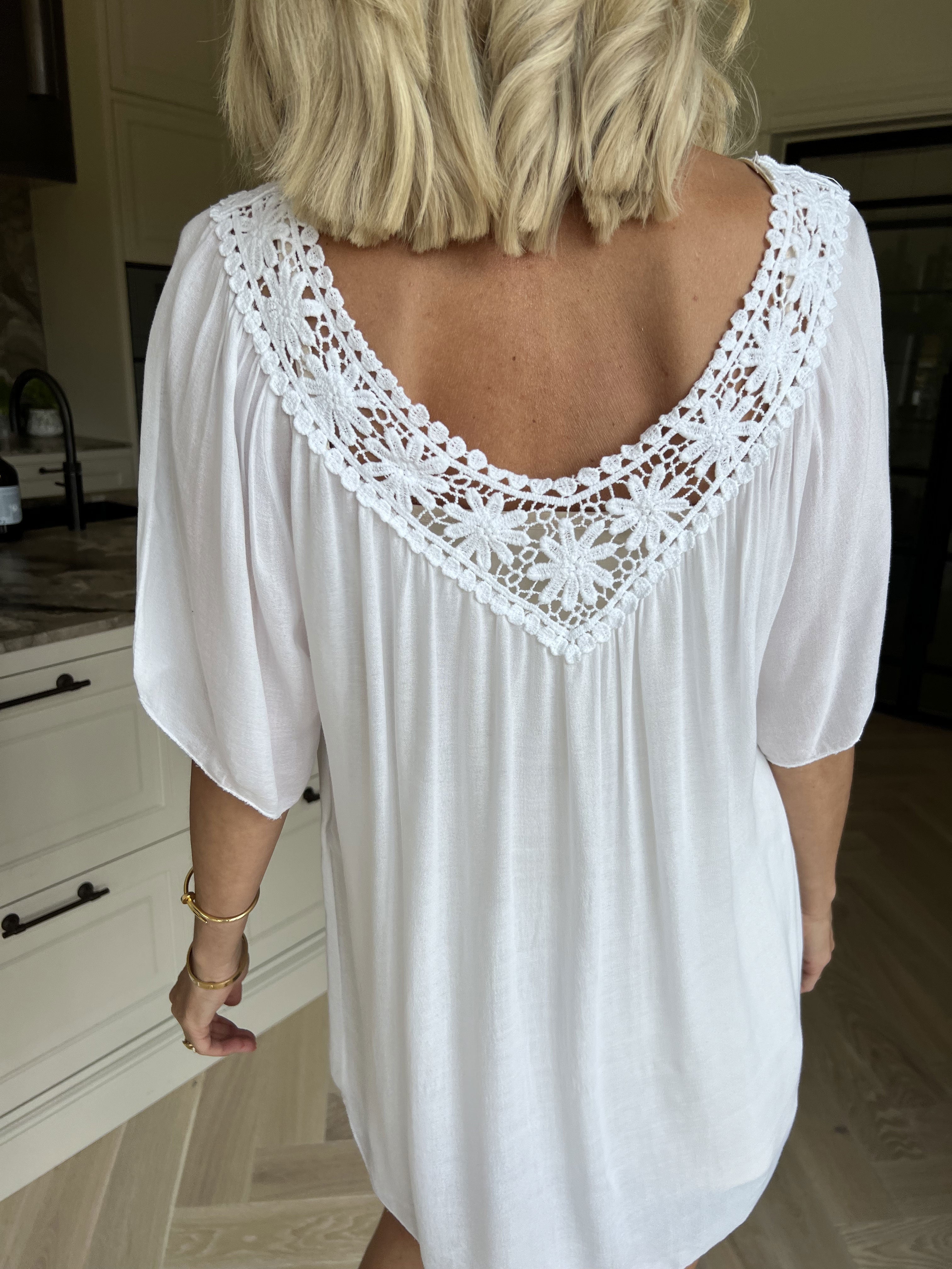 Cassandra - Sød let tunika i viskose med broderet udskæring