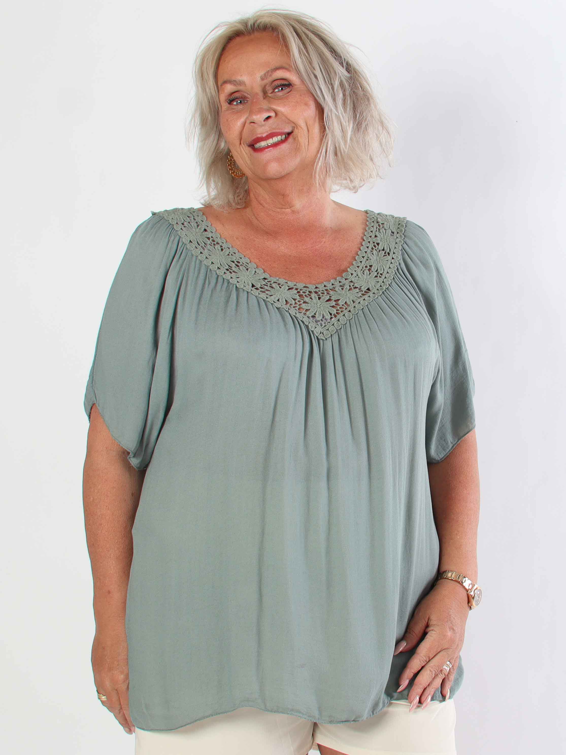 Cassandra - Sød let tunika i viskose med broderet udskæring