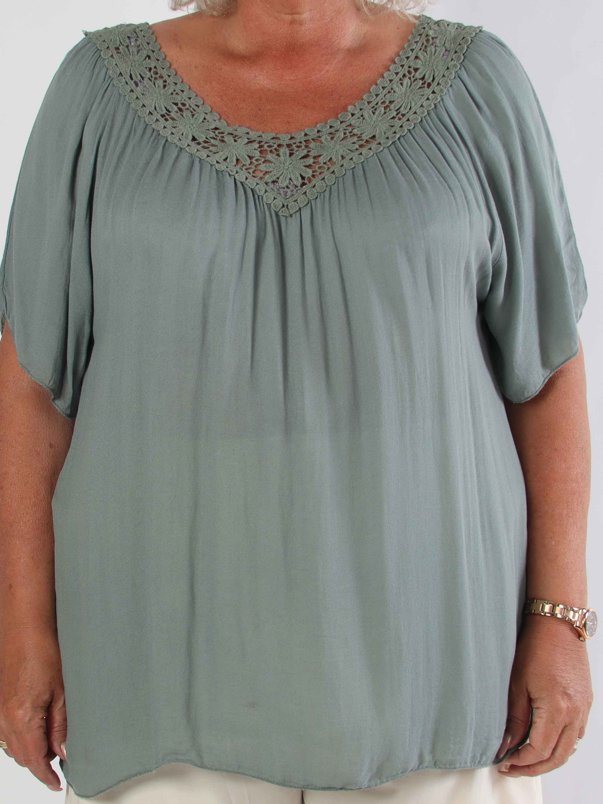 Cassandra - Sød let tunika i viskose med broderet udskæring