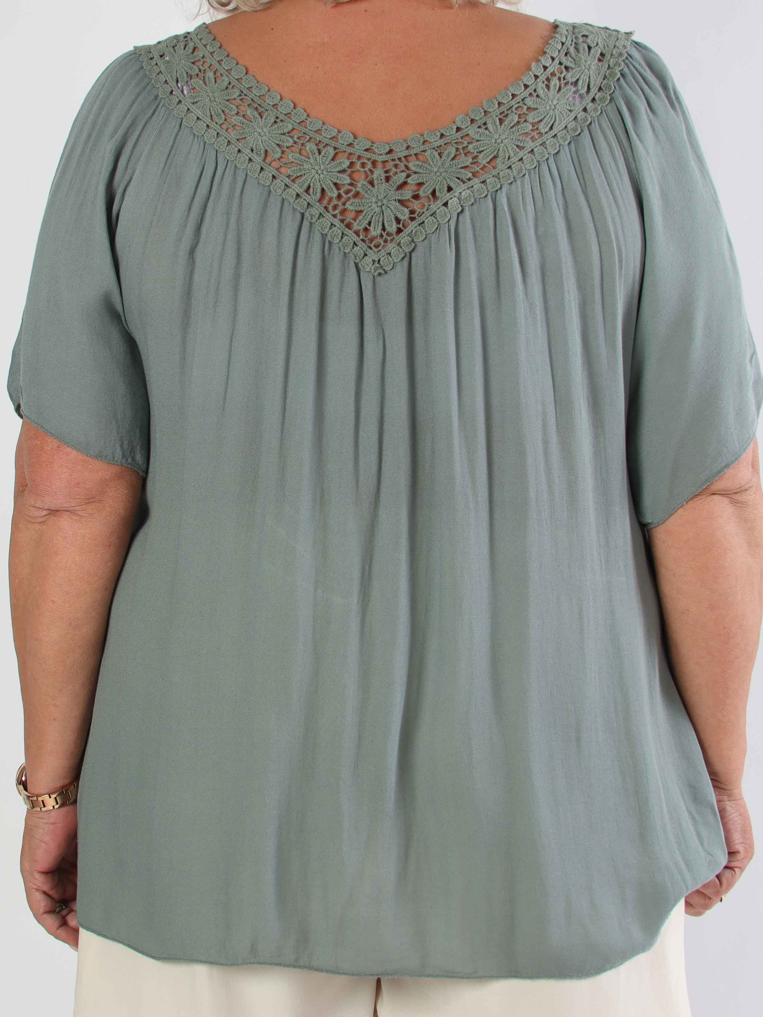 Cassandra - Sød let tunika i viskose med broderet udskæring