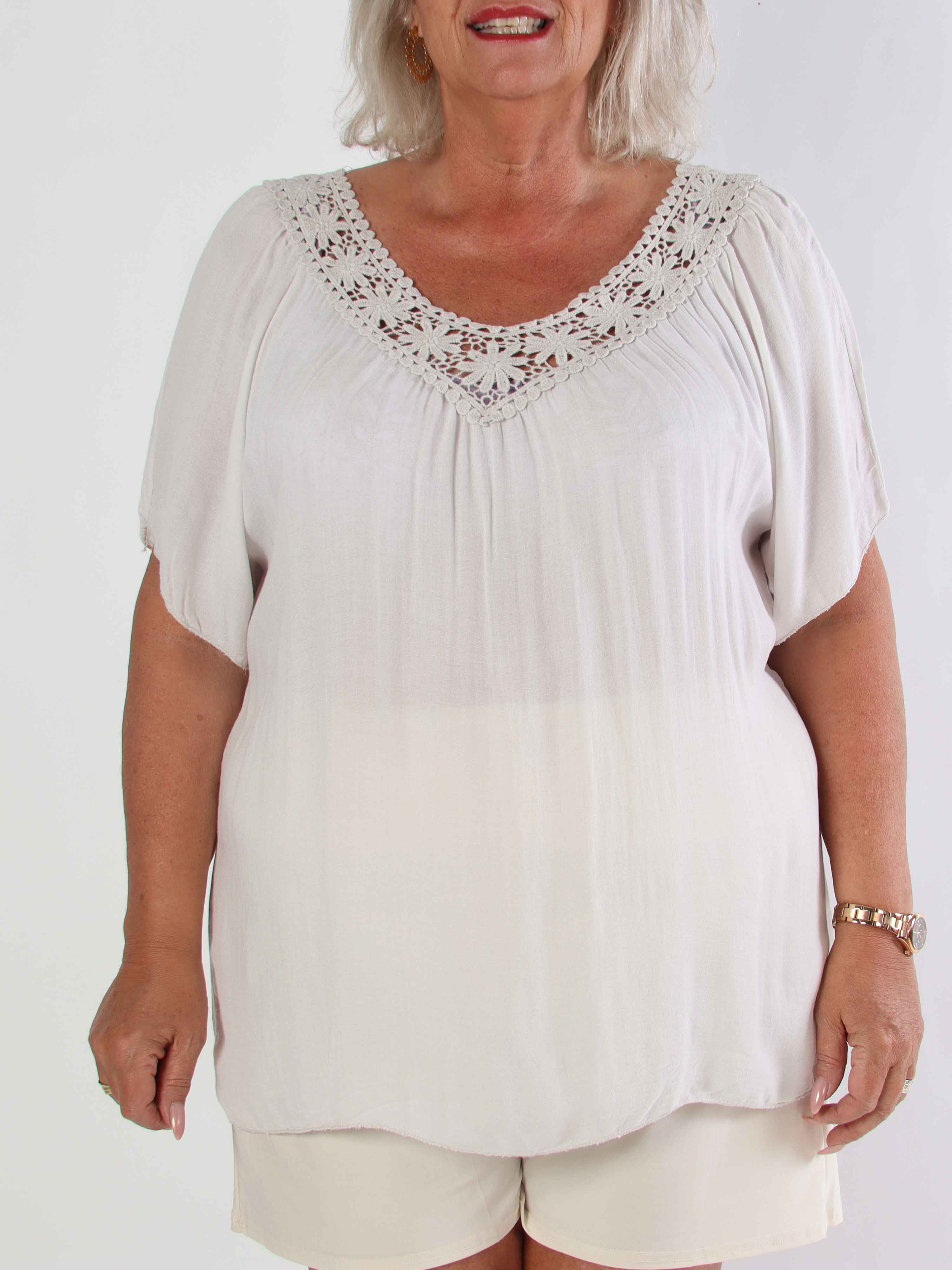 Cassandra - Sød let tunika i viskose med broderet udskæring