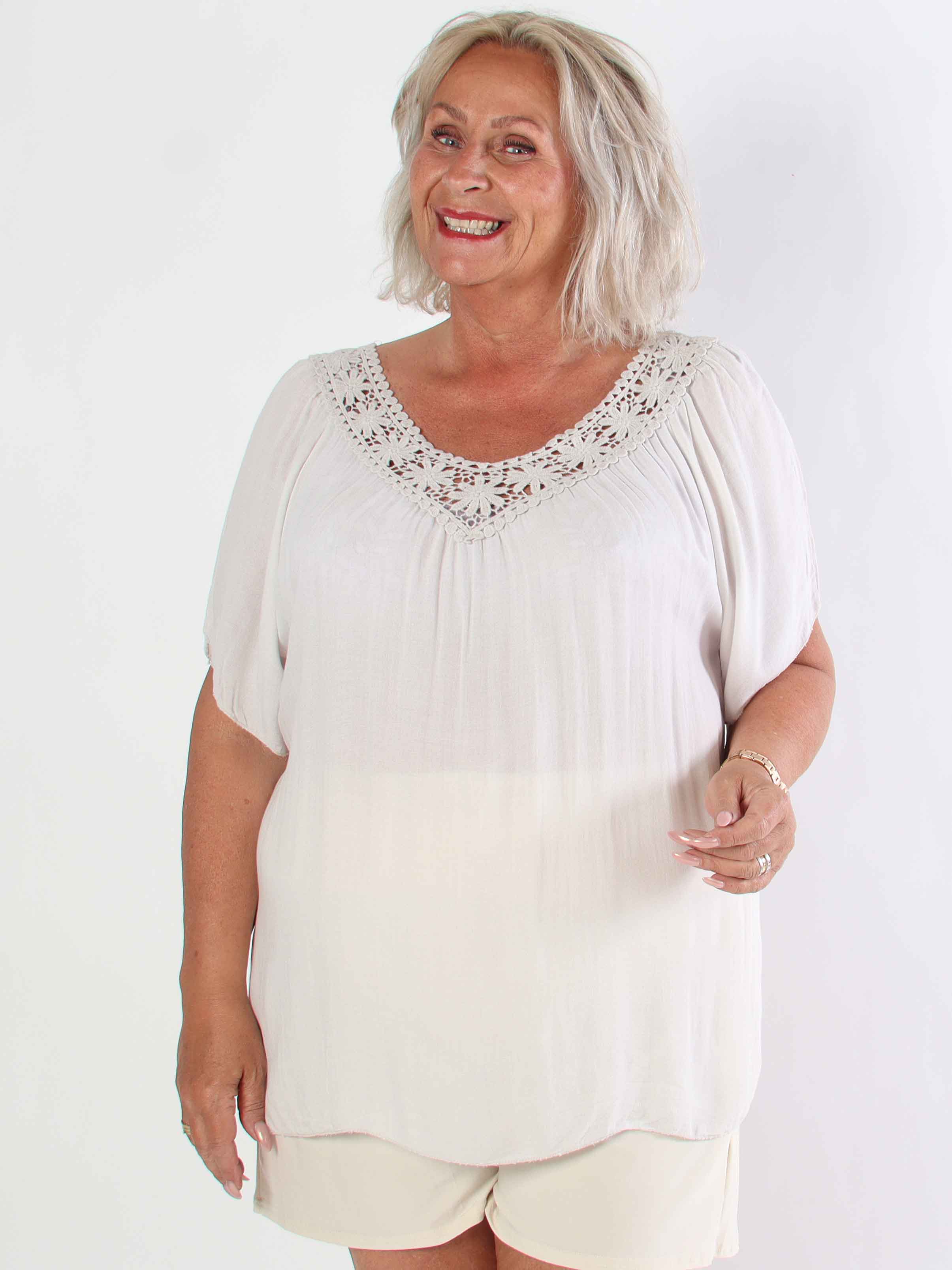 Cassandra - Sød let tunika i viskose med broderet udskæring