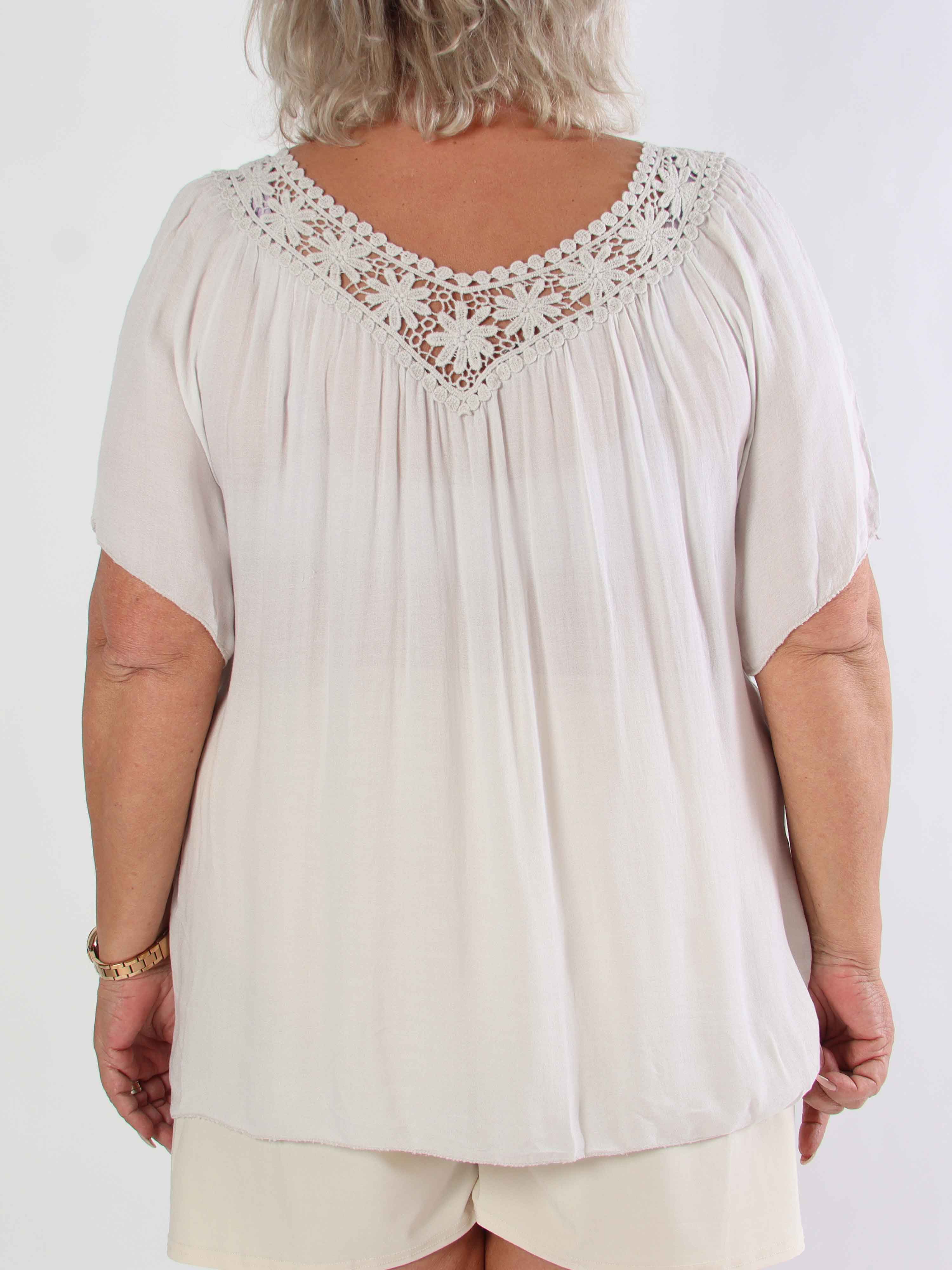 Cassandra - Sød let tunika i viskose med broderet udskæring