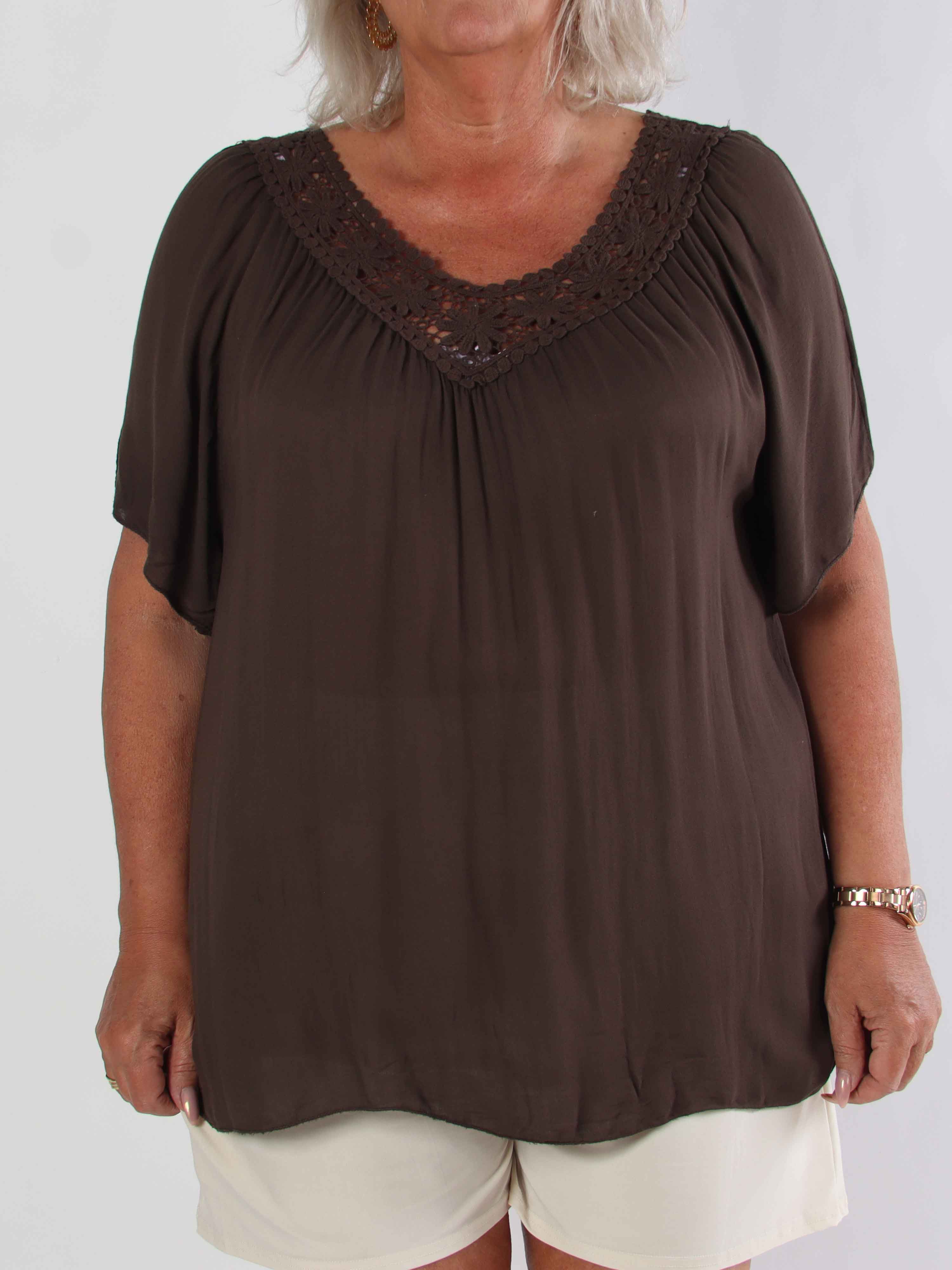 Cassandra - Sød let tunika i viskose med broderet udskæring