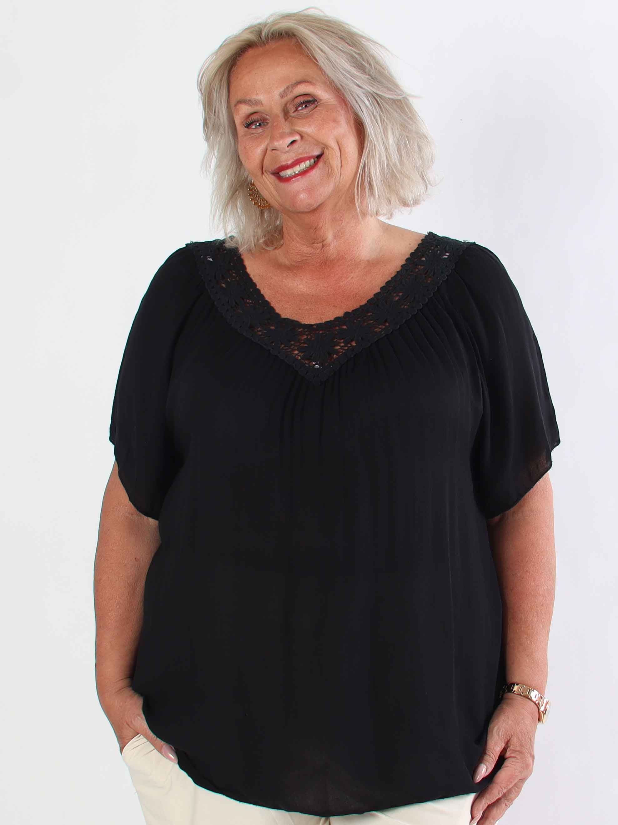 Cassandra - Sød let tunika i viskose med broderet udskæring