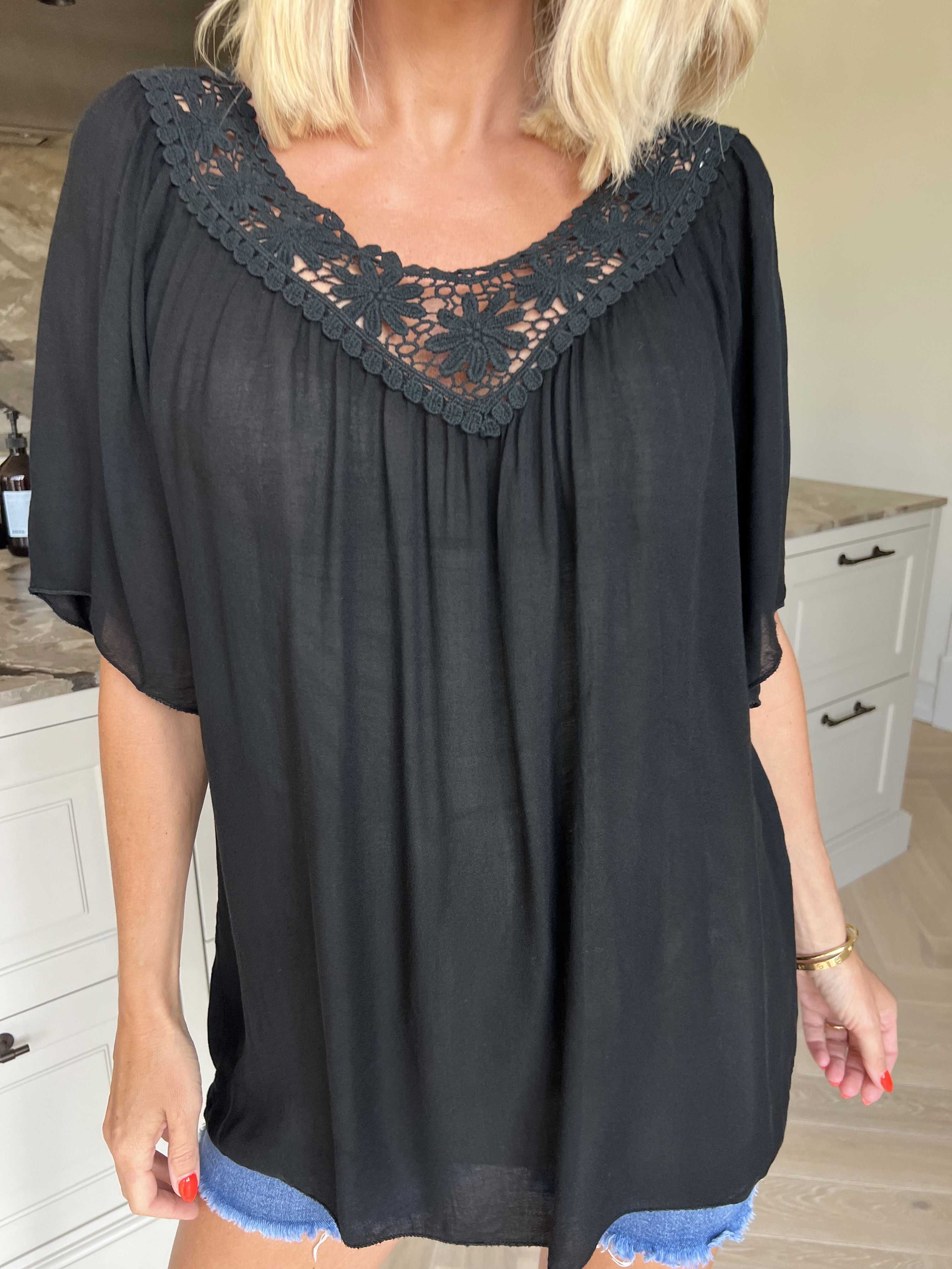 Cassandra - Sød let tunika i viskose med broderet udskæring