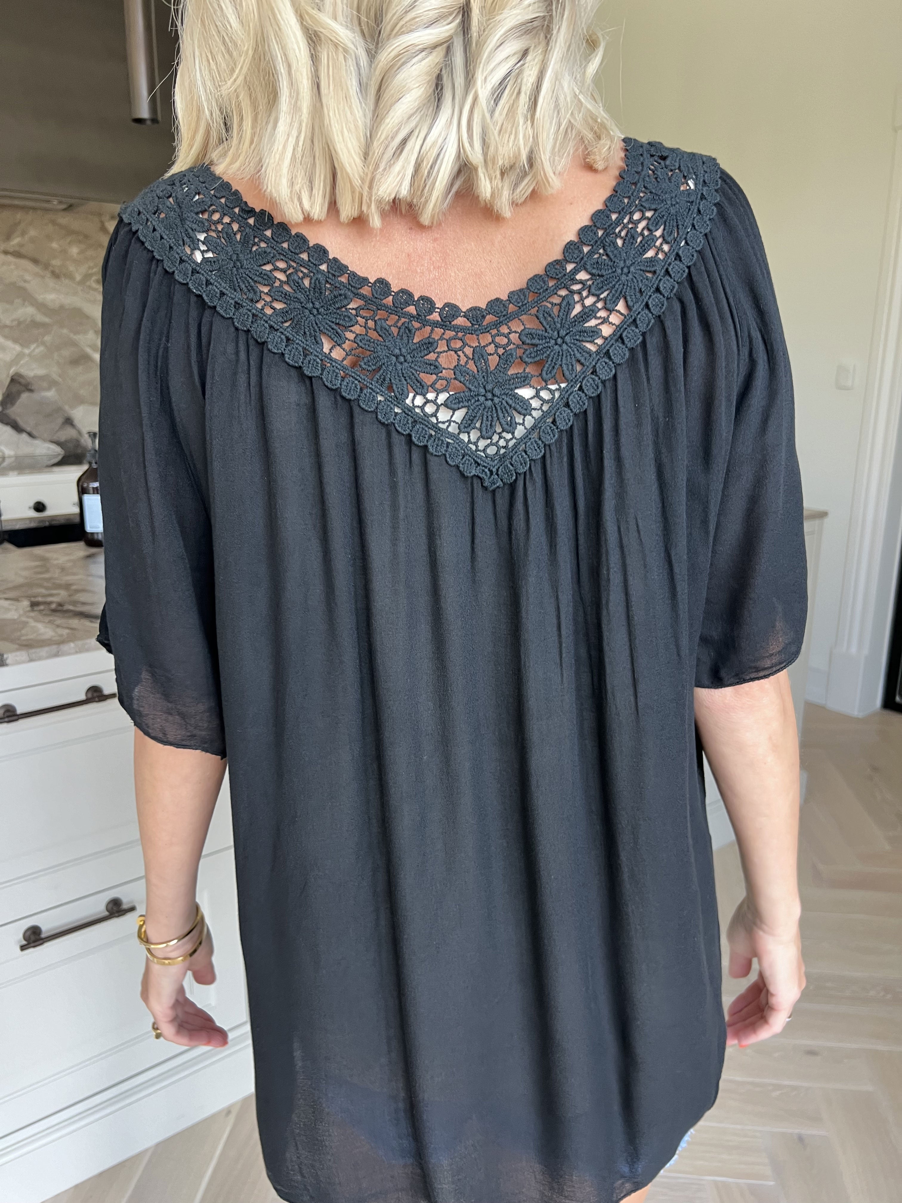 Cassandra - Sød let tunika i viskose med broderet udskæring