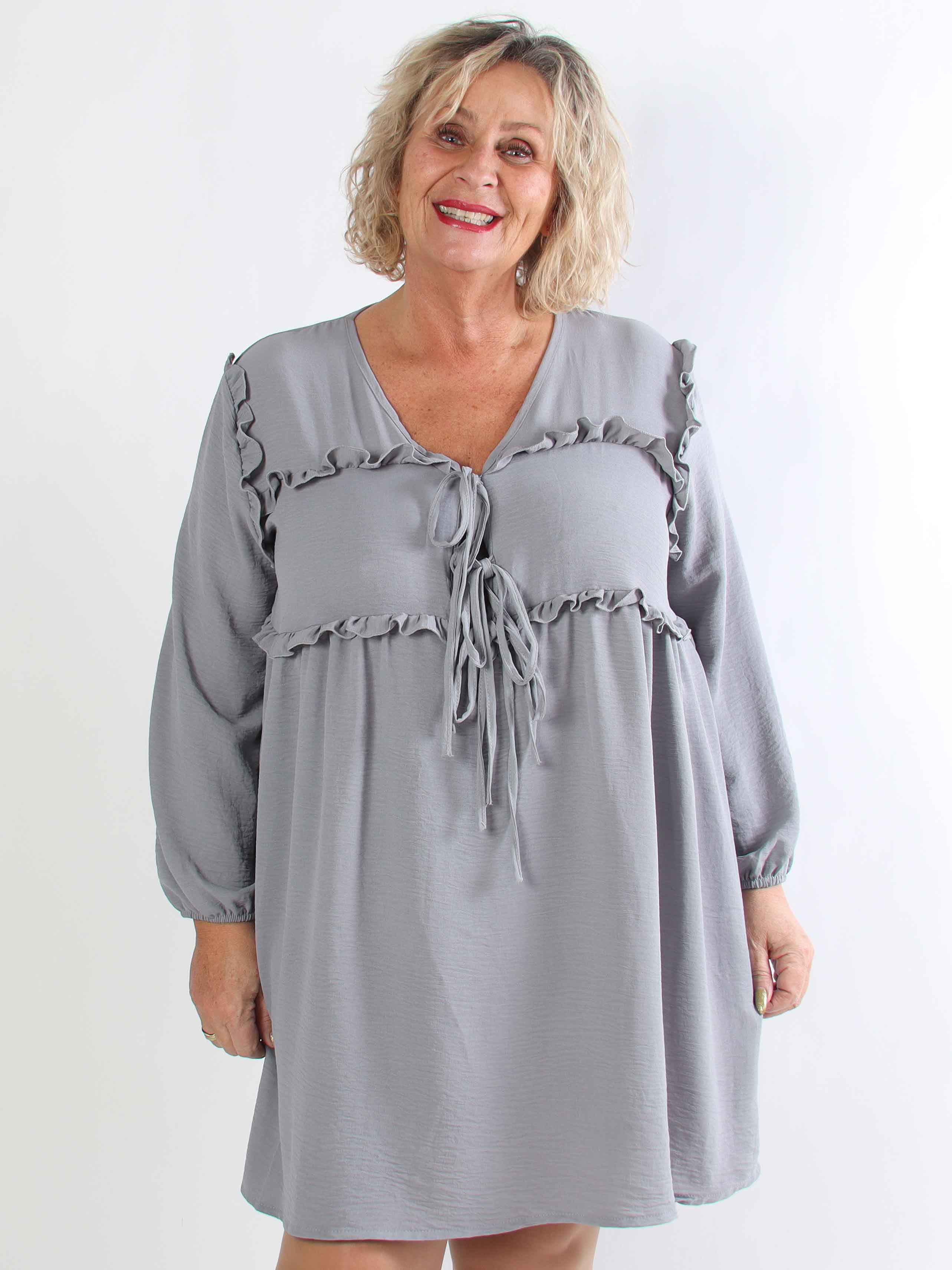 Catalina - Plus size tunikakjole i viskose med flæser og sløjfer