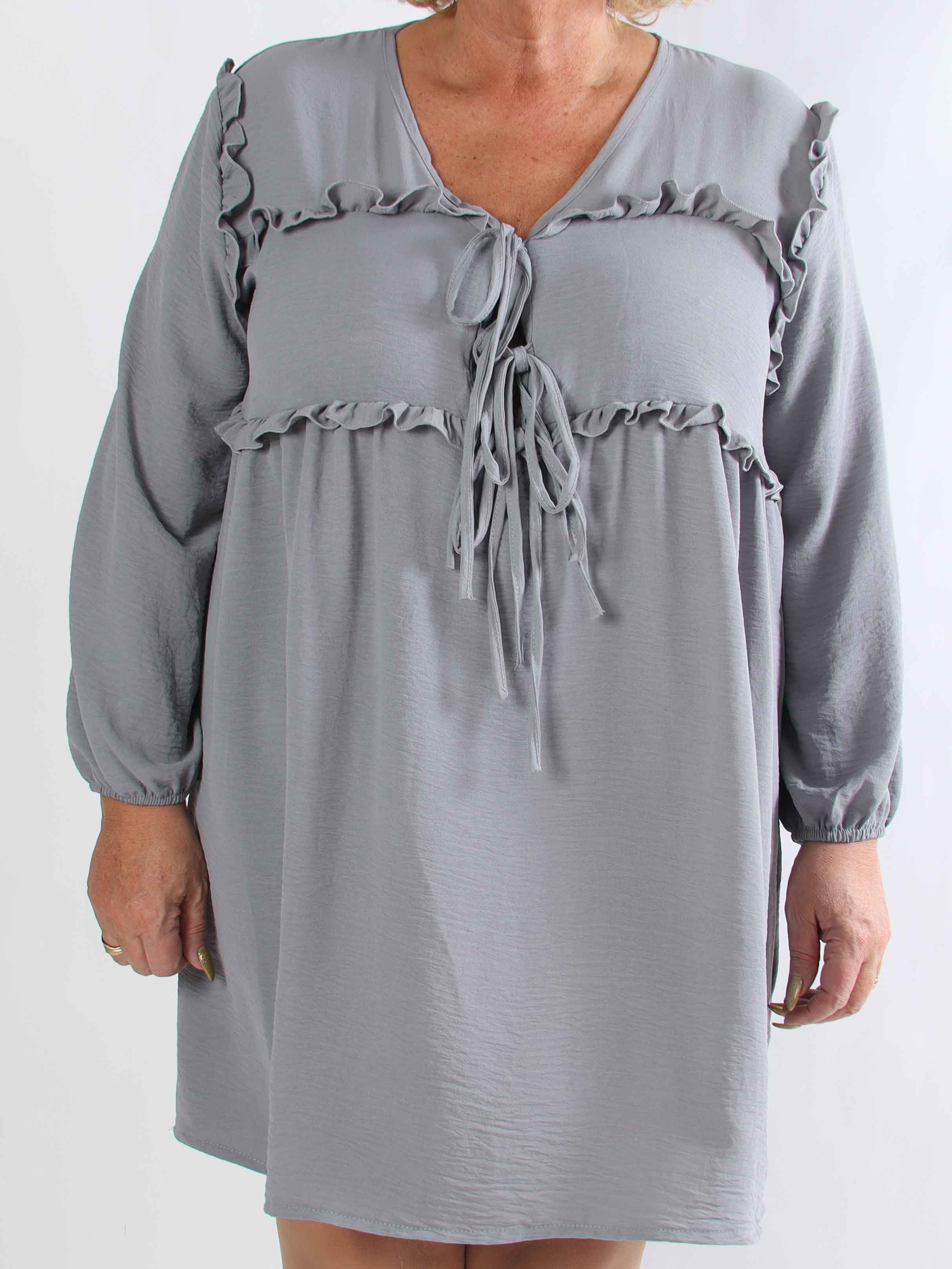 Catalina - Plus size tunikakjole i viskose med flæser og sløjfer